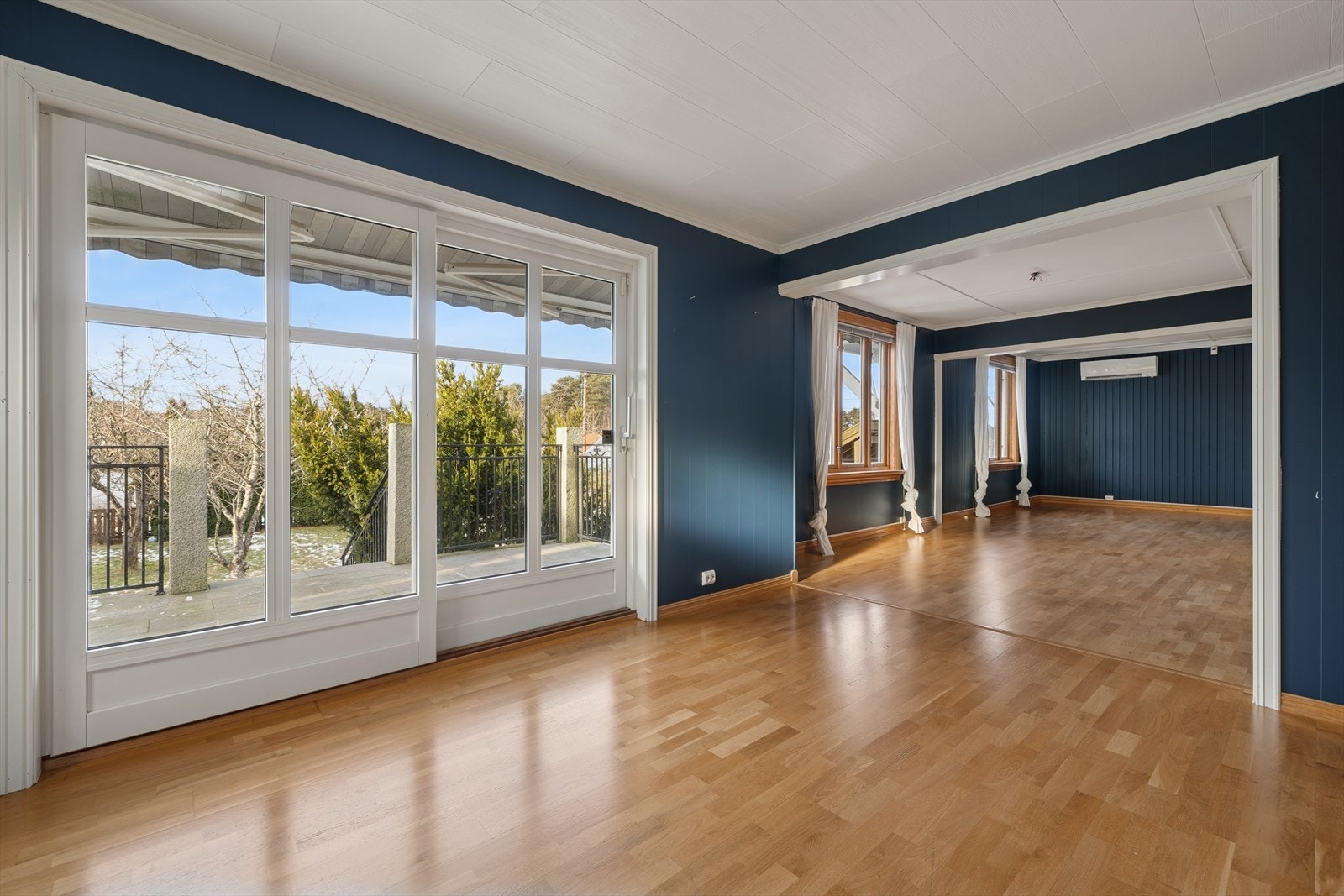 Fra stuen har du direkte tilgang til en solrik veranda på 12 kvm, som gir en fin overgang mellom inne- og uteområdet Galleribilde