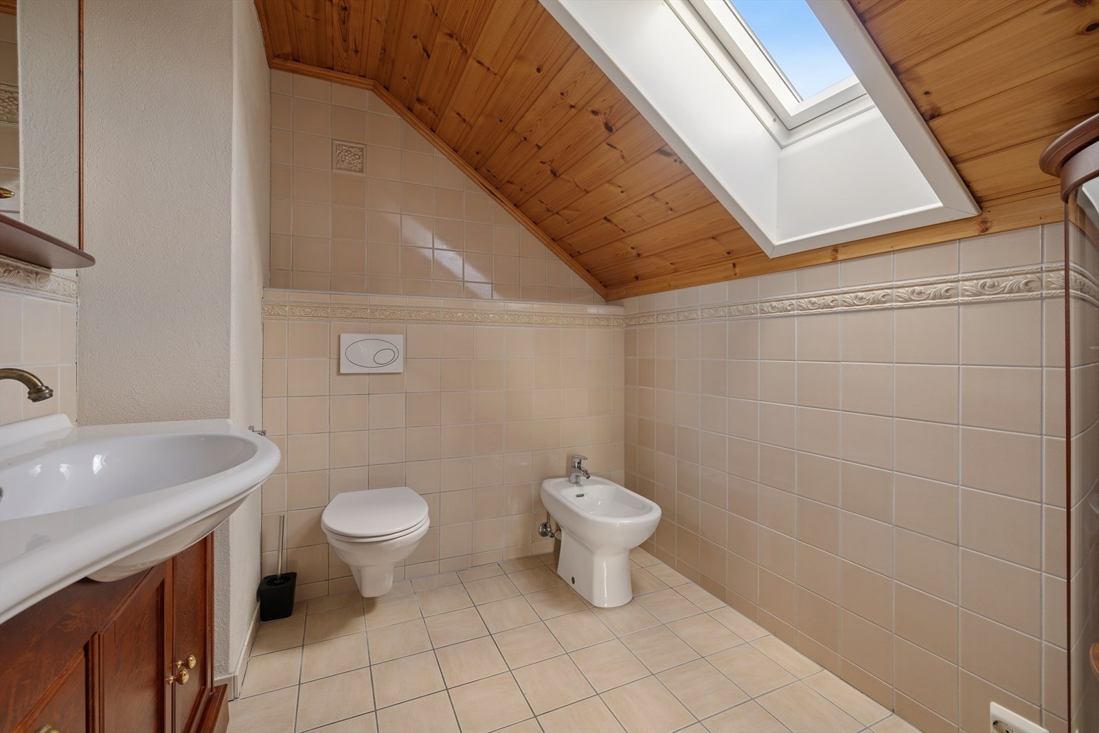 Toalettrommet har en enkelt innredning med vegghengt toalett, bidé og nedfelt servant. Galleribilde