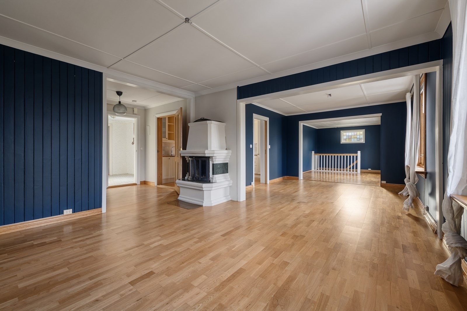 Stuen har en god størrelse som gjør det enkelt å etablere både spiseplass og en hyggelig sitte-/TV-sone Galleribilde