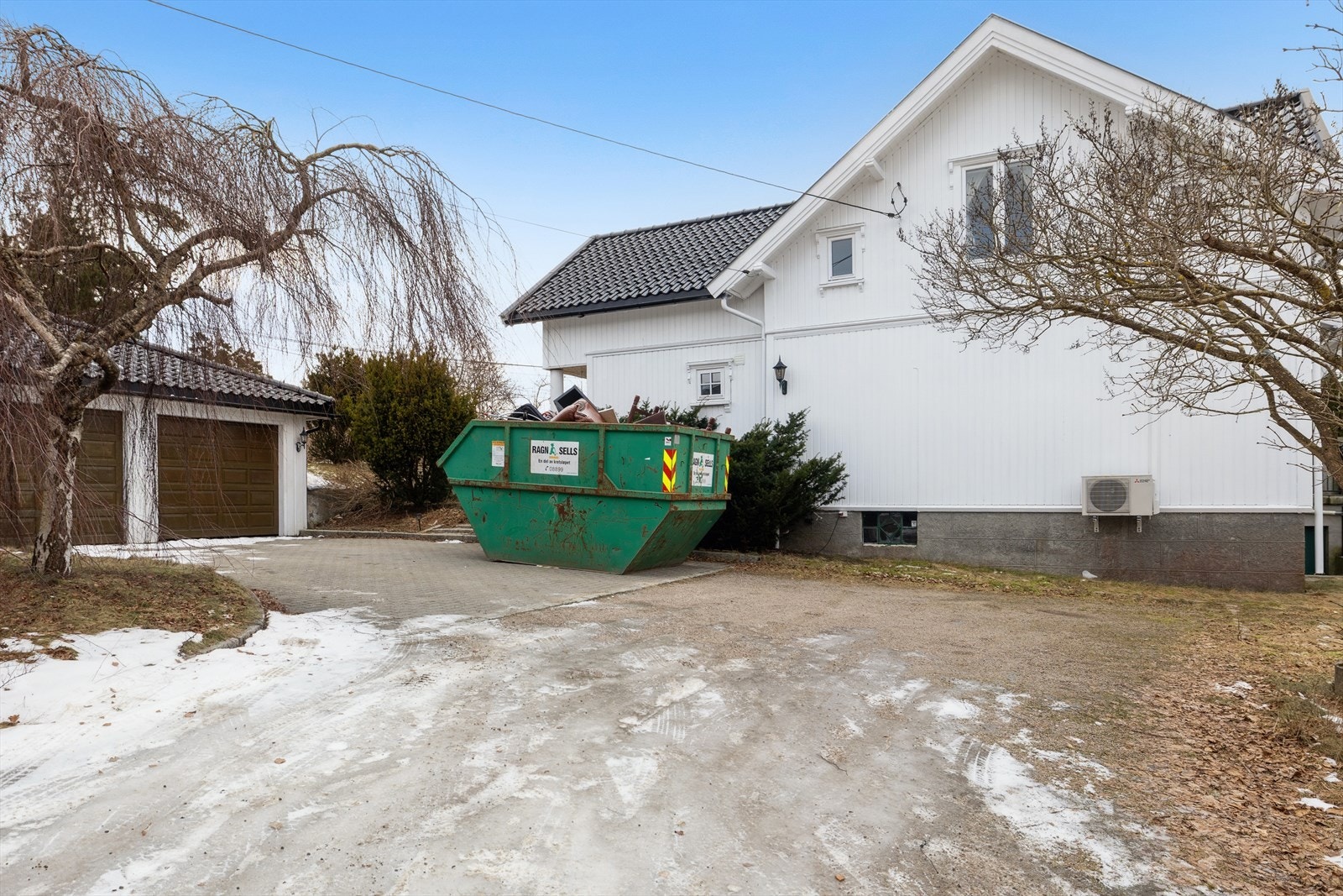 Gode parkeringsmuligheter på egen tomt, med både romslig gårdsplass og dobbelgarasje. Galleribilde