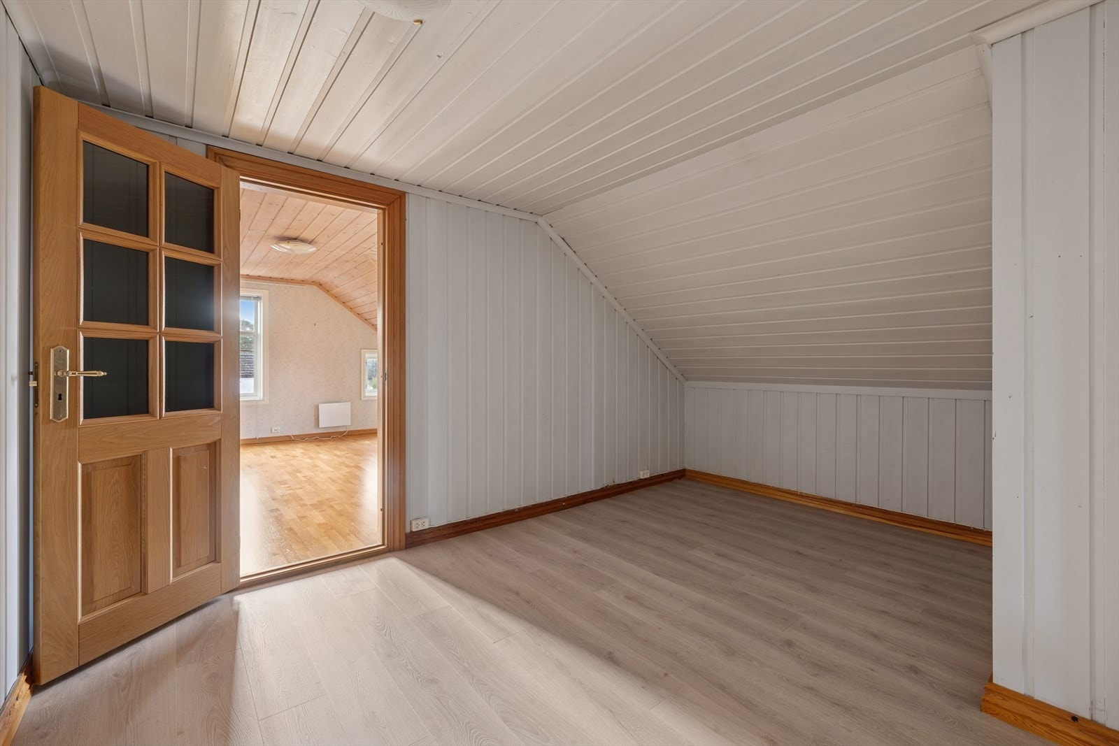 Lyst og praktisk rom mellom soverom 2 og hovedsoverommet, godt egnet som en liten stue, kontor eller ekstra oppholdsrom. Galleribilde