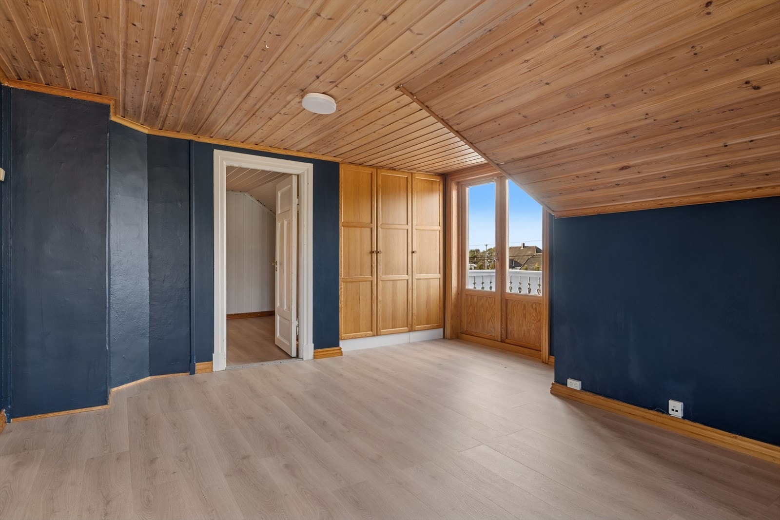 Soverom 2 er romslig og lyst, med store vindusflater som slipper inn rikelig naturlig lys og gir god plass til dobbeltseng og møblering. Galleribilde