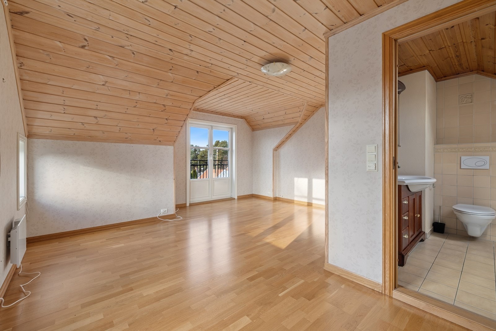 I tilknytning til hovedsoverommet ligger et garderobeskap og et praktisk toalettrom. Galleribilde