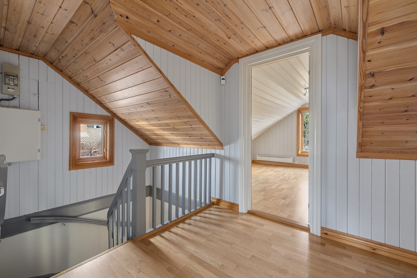 Lys og praktisk gang som binder sammen rommene i 2. etasje på en ryddig og effektiv måte. Galleribilde