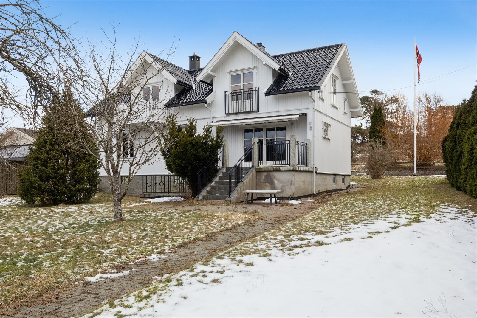 Hvalfangerveien 3 er en romslig og sjarmerende enebolig med stort potensial, beliggende på idylliske Saltnes. Galleribilde