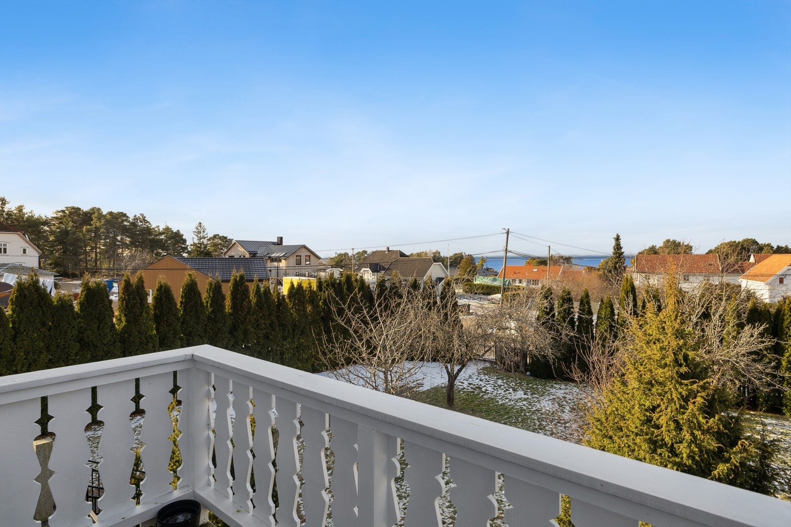 Vestvendt balkong med utsikt over Oslofjorden og nærområdet. Galleribilde