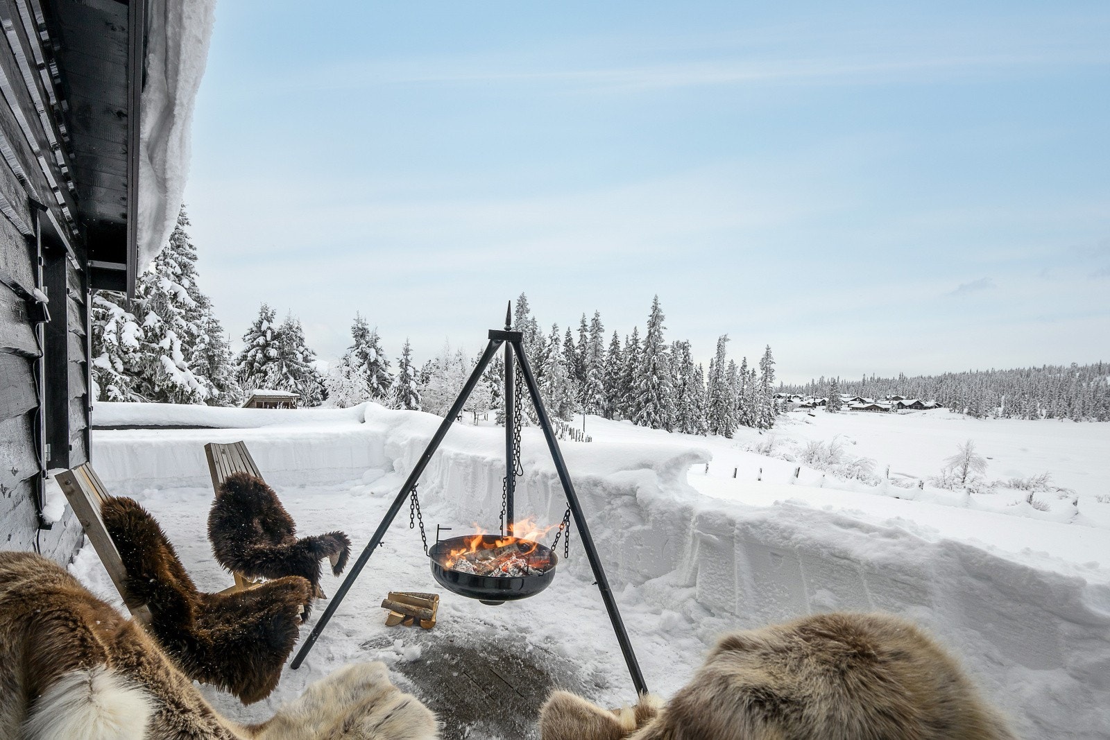 Hytta ligger fritt med svært god solgang uten hindringer. Fin utsikt utover Landetjernet på sommerstid. Galleribilde