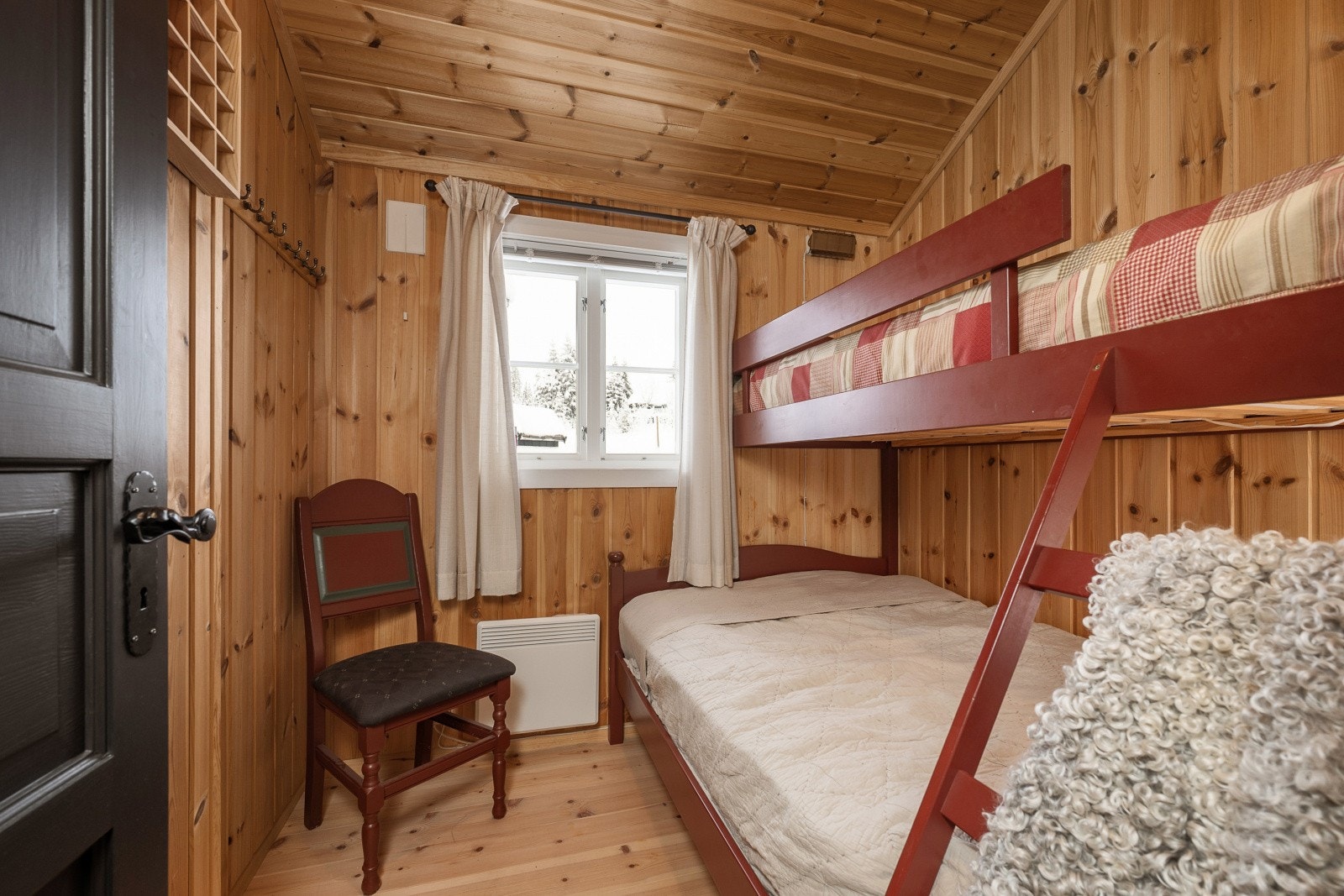 Alle soverommene har god takhøyde. Galleribilde