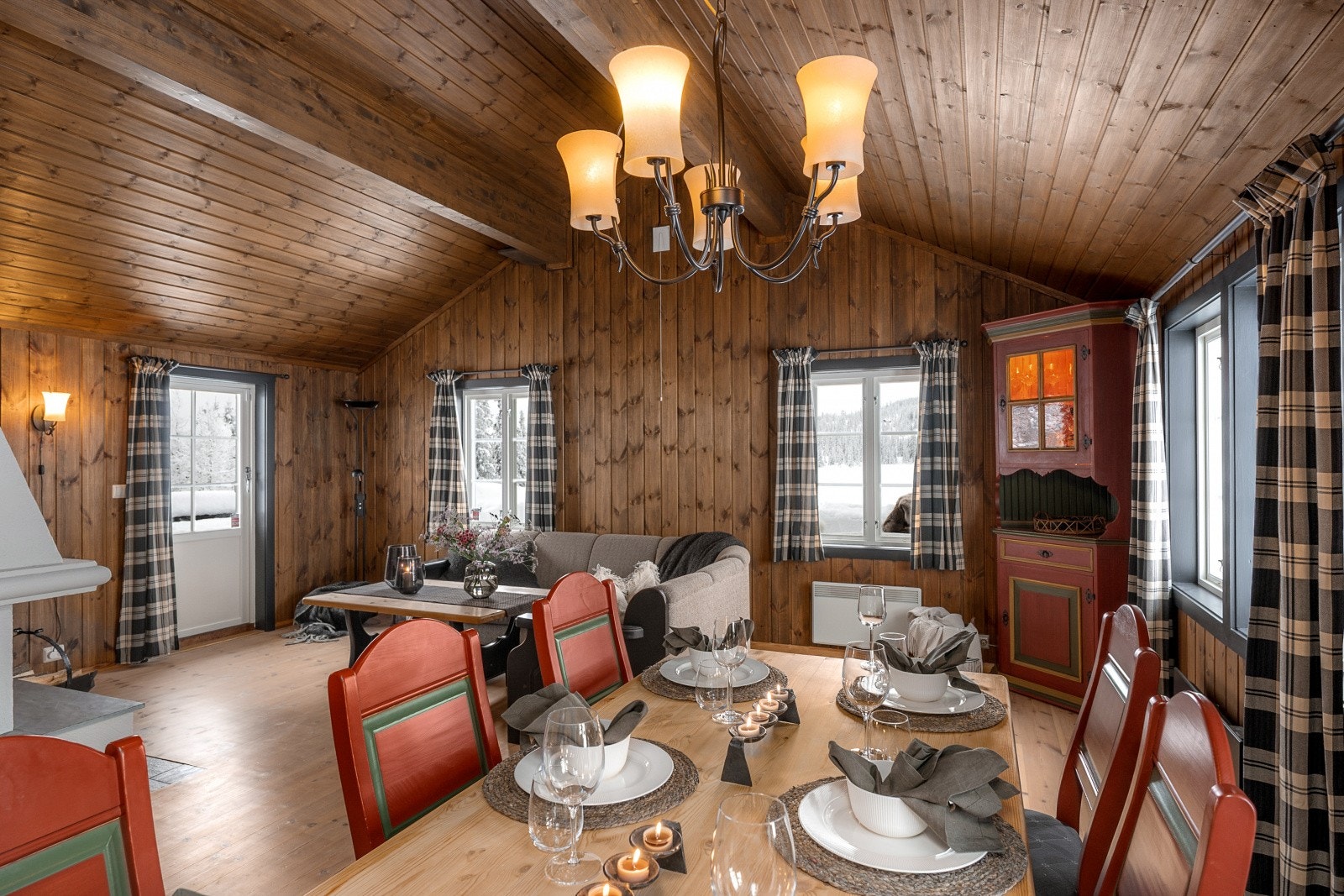 Fra stuevinduene har man nydelig utsikt utover Landetjernet og omkringliggende landskap. Galleribilde