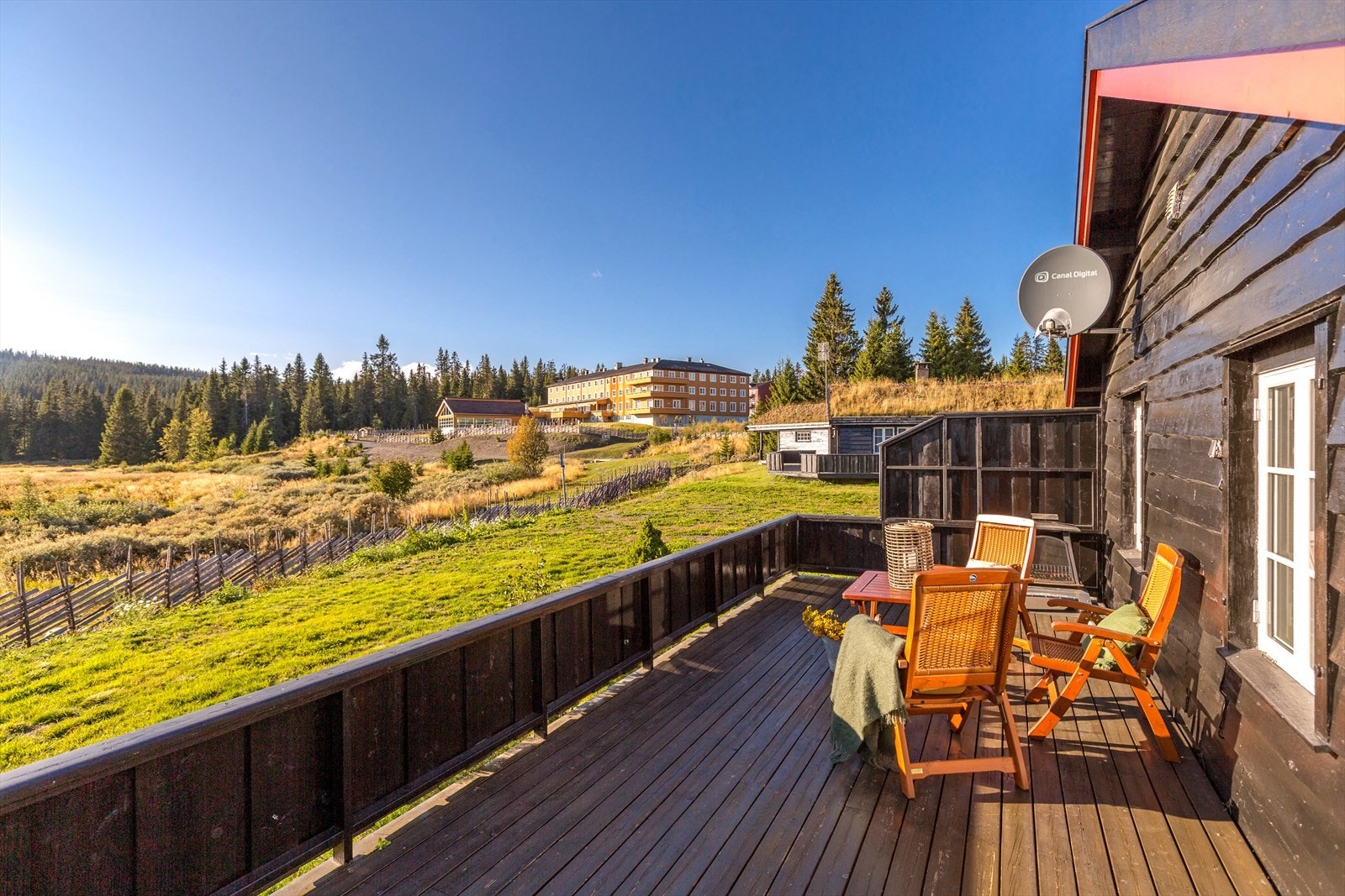 Hyttefeltet er inngjerdet, noe som gir en trygg og skjermet atmosfære med minimal trafikk - her er det kun adkomst til hyttene i området. Galleribilde