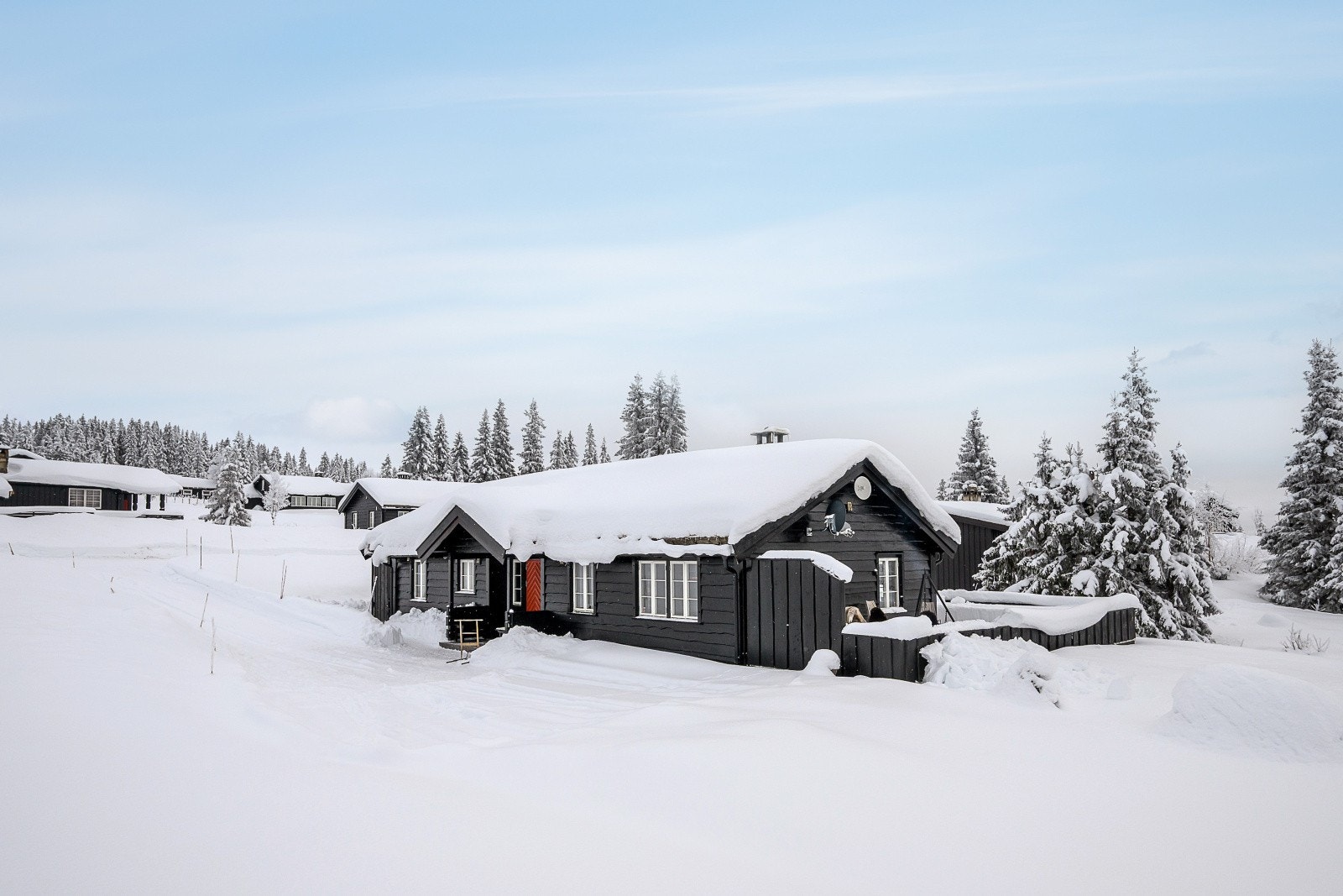 Området ligger ca. 850 moh., nærmest midt i løypenettet mellom Hafjell og Sjusjøen. Det er ca. 6 km til Sjusjøen og 12 km til Hafjell. Galleribilde