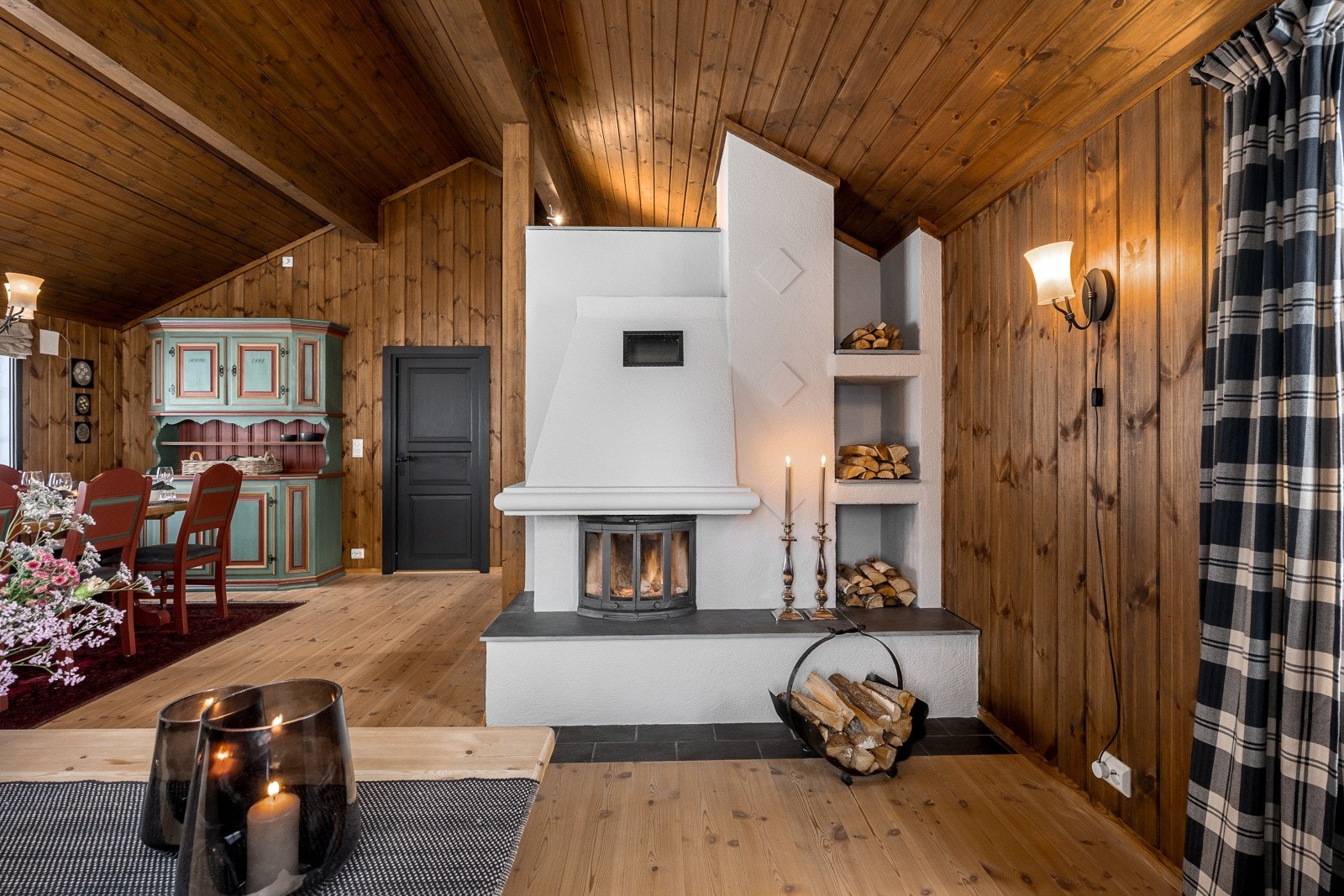 Legg merke til den gode takhøyden i stuen. Galleribilde