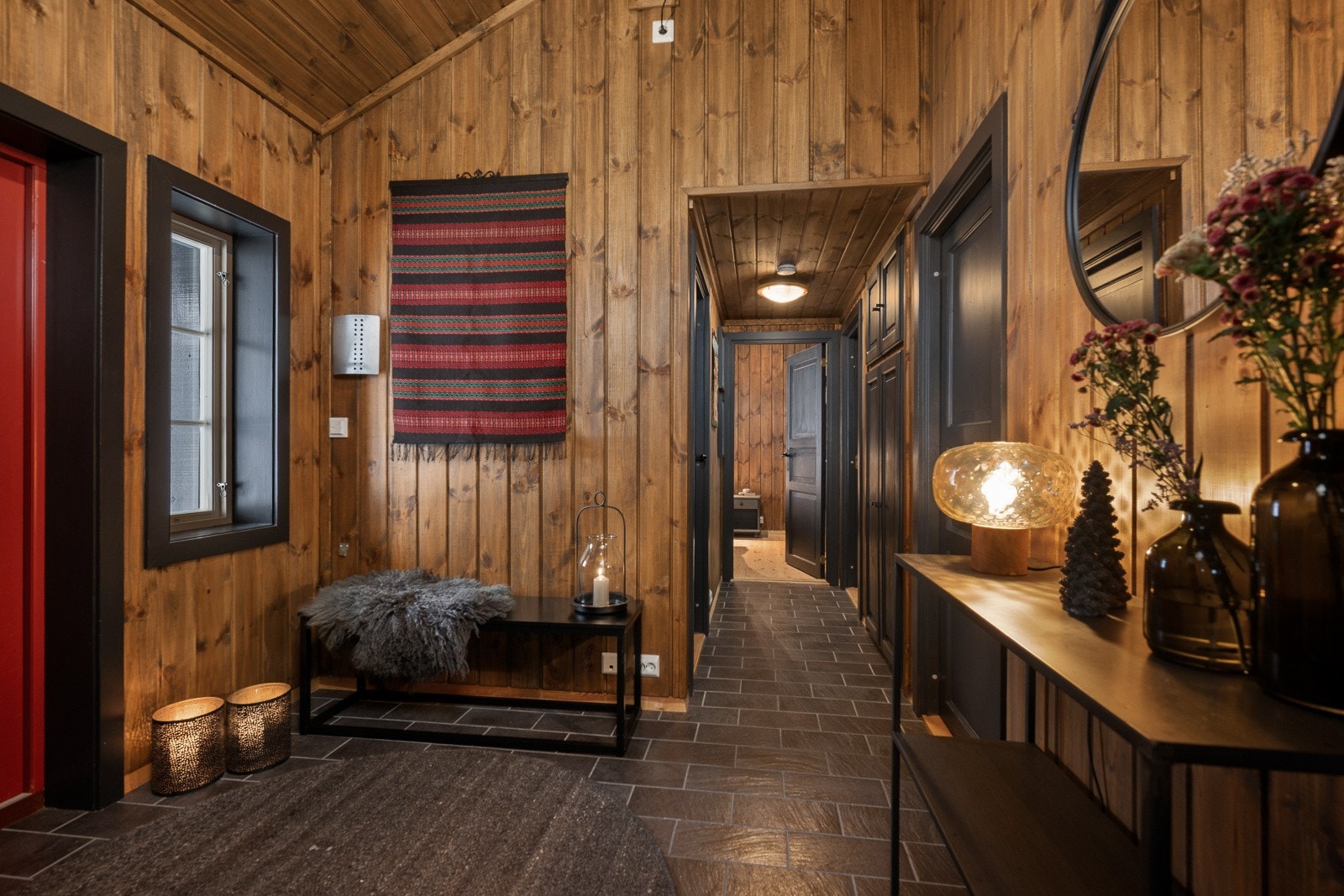 Velkommen inn! Entréen er romslig og praktisk, med flislagt gulv og varmekabler som sikrer en fin velkomst. Flott takhøyde i store deler av hytta. Galleribilde