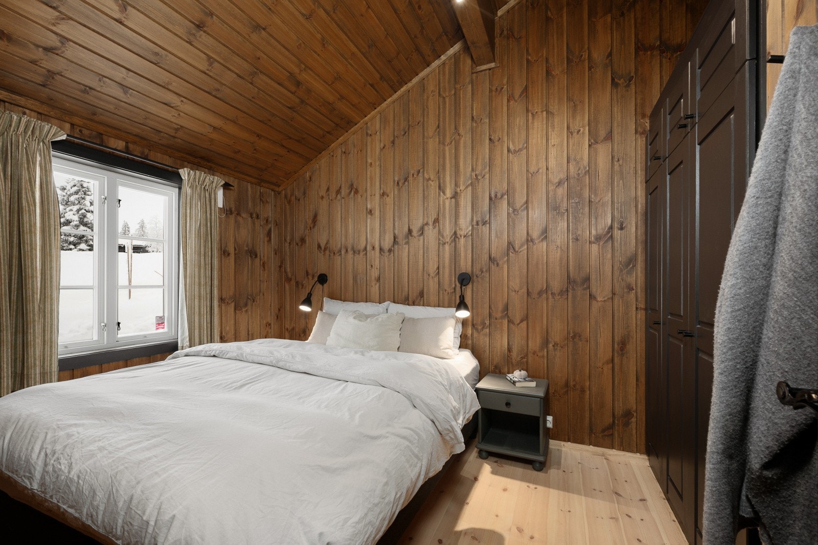 Hytta har tre gode soverom. Hovedsoverommet har plass til dobbeltseng og garderobeskap. Galleribilde