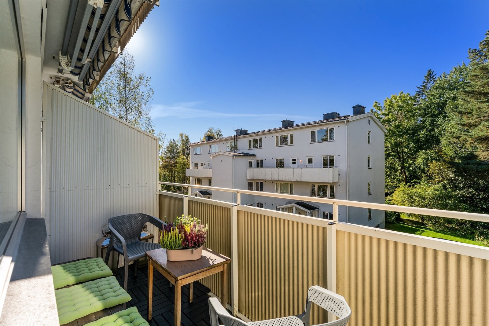 Balkongen er en fin forlengelse av stuen på varme dager. Galleribilde