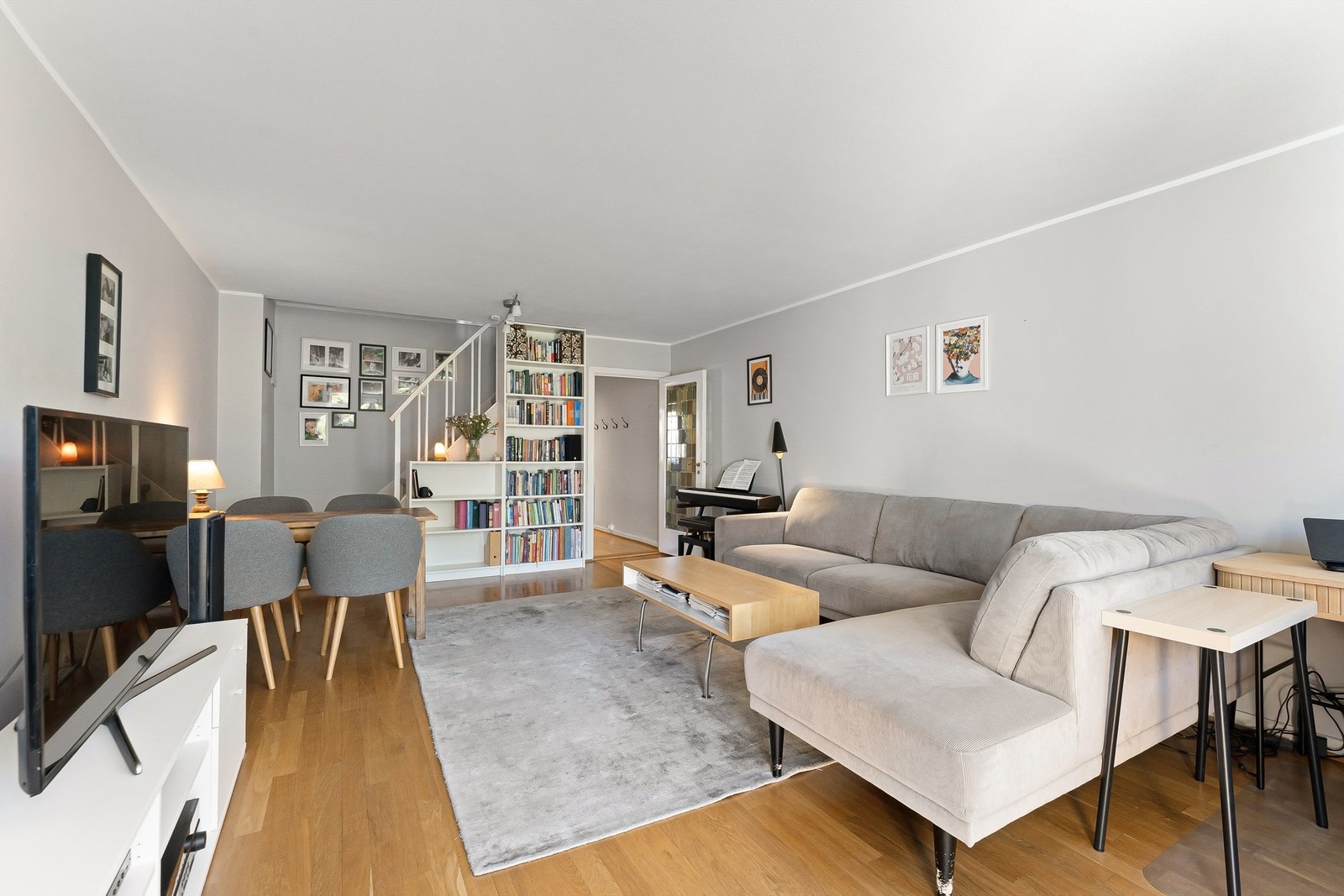 Trapperommet leder opp til leilighetens andre plan. Galleribilde