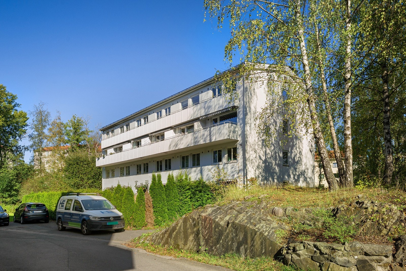 Bygget har en funksjonell arkitektur og er omgitt av grøntarealer. Galleribilde