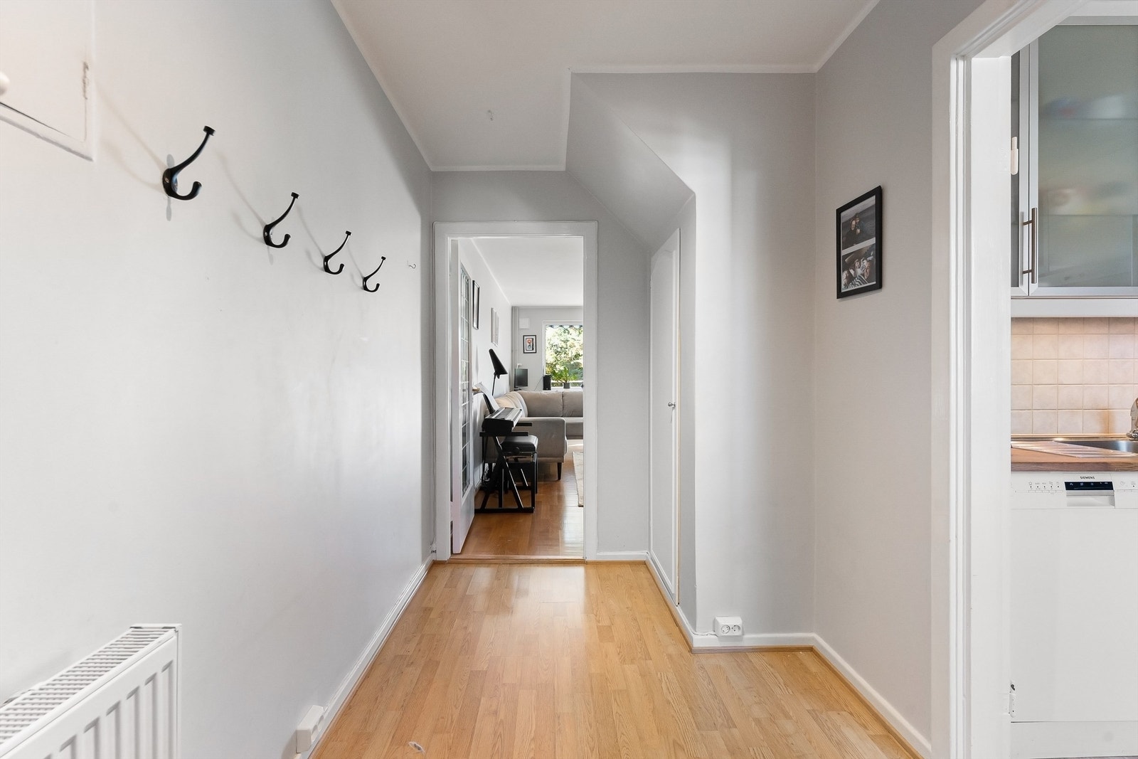 Videre inn fra gangen åpner stuen seg som et lyst og luftig rom. Galleribilde