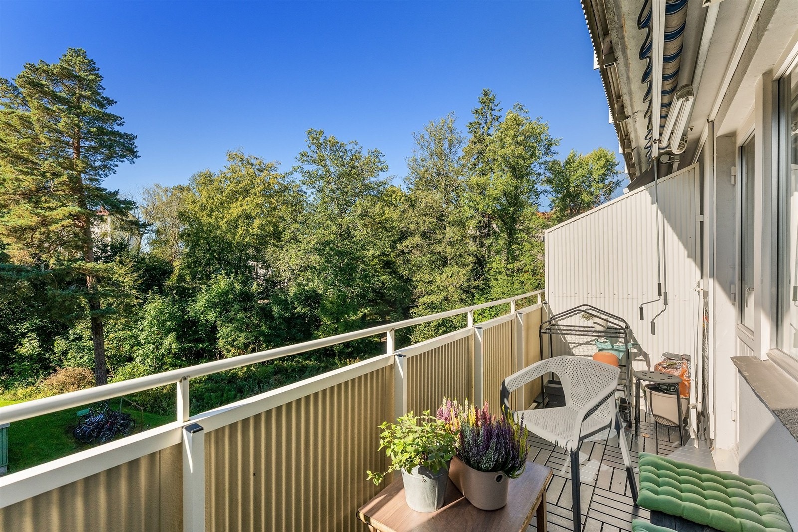 Fra stuen er det utgang til en balkong med hyggelig utsyn over grønne fellesarealer. Galleribilde
