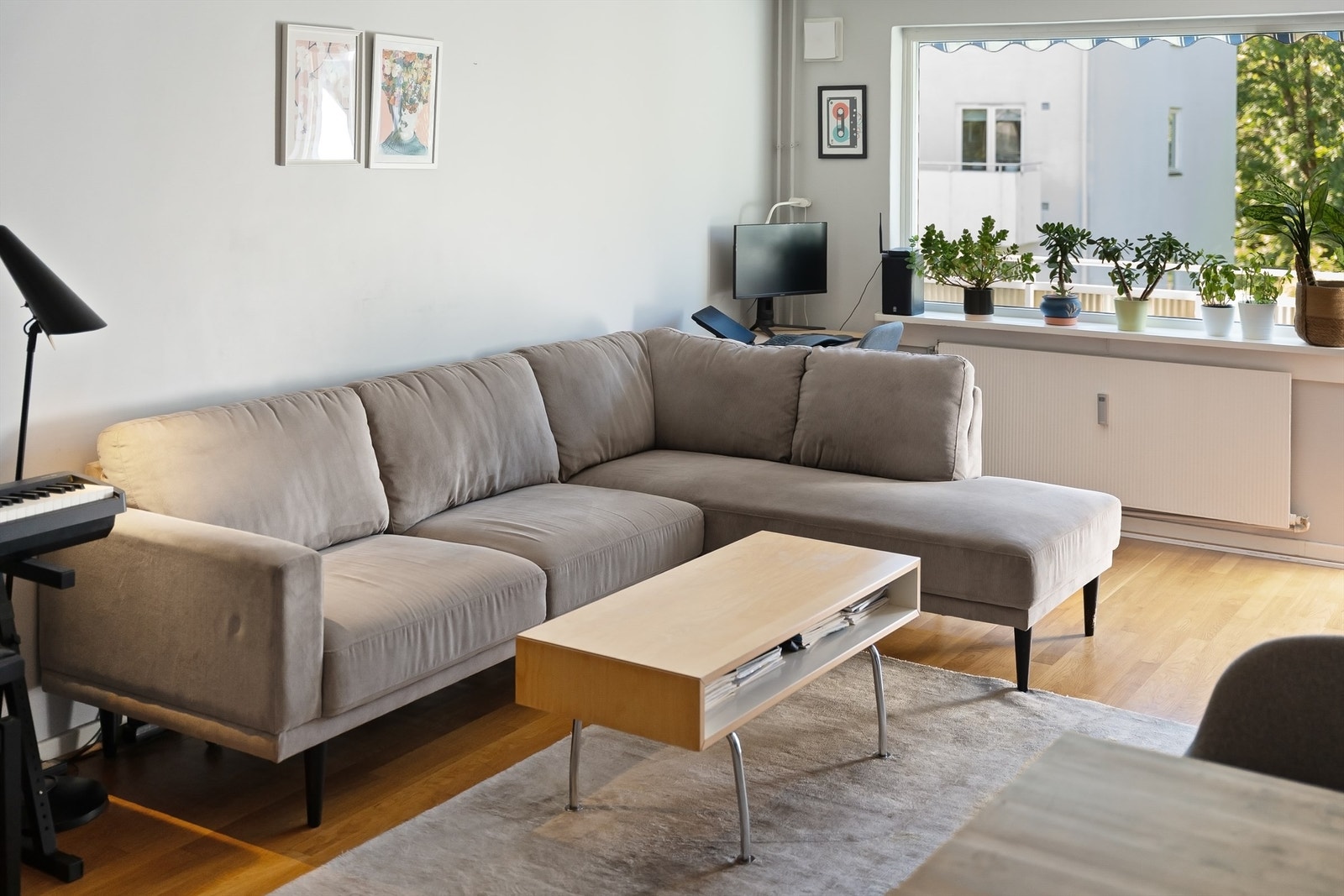 Stuen har god plass til en romslig sofagruppe. Galleribilde