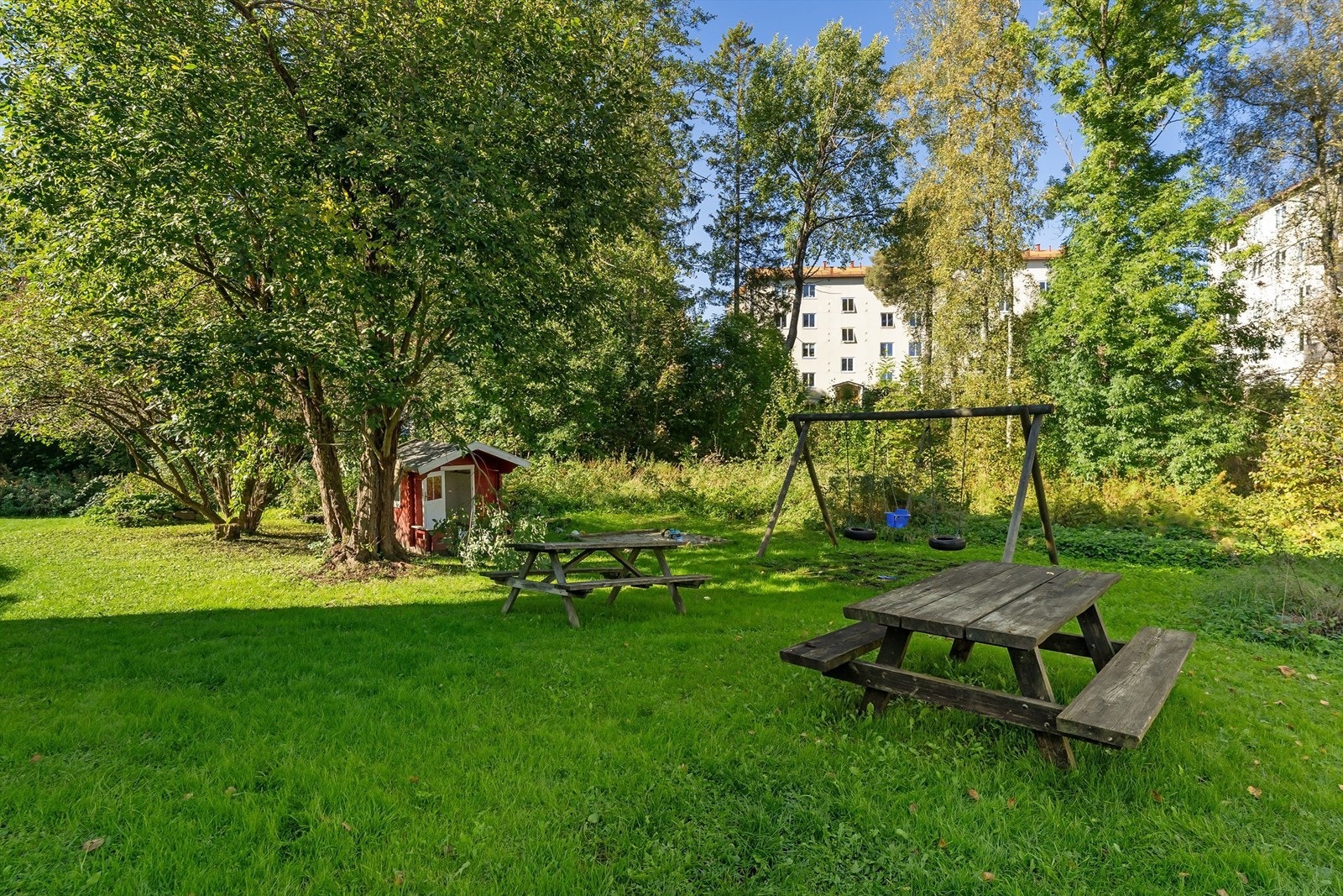 Store, grønne plener med sittegrupper inviterer til sosialt samvær og lek. Galleribilde