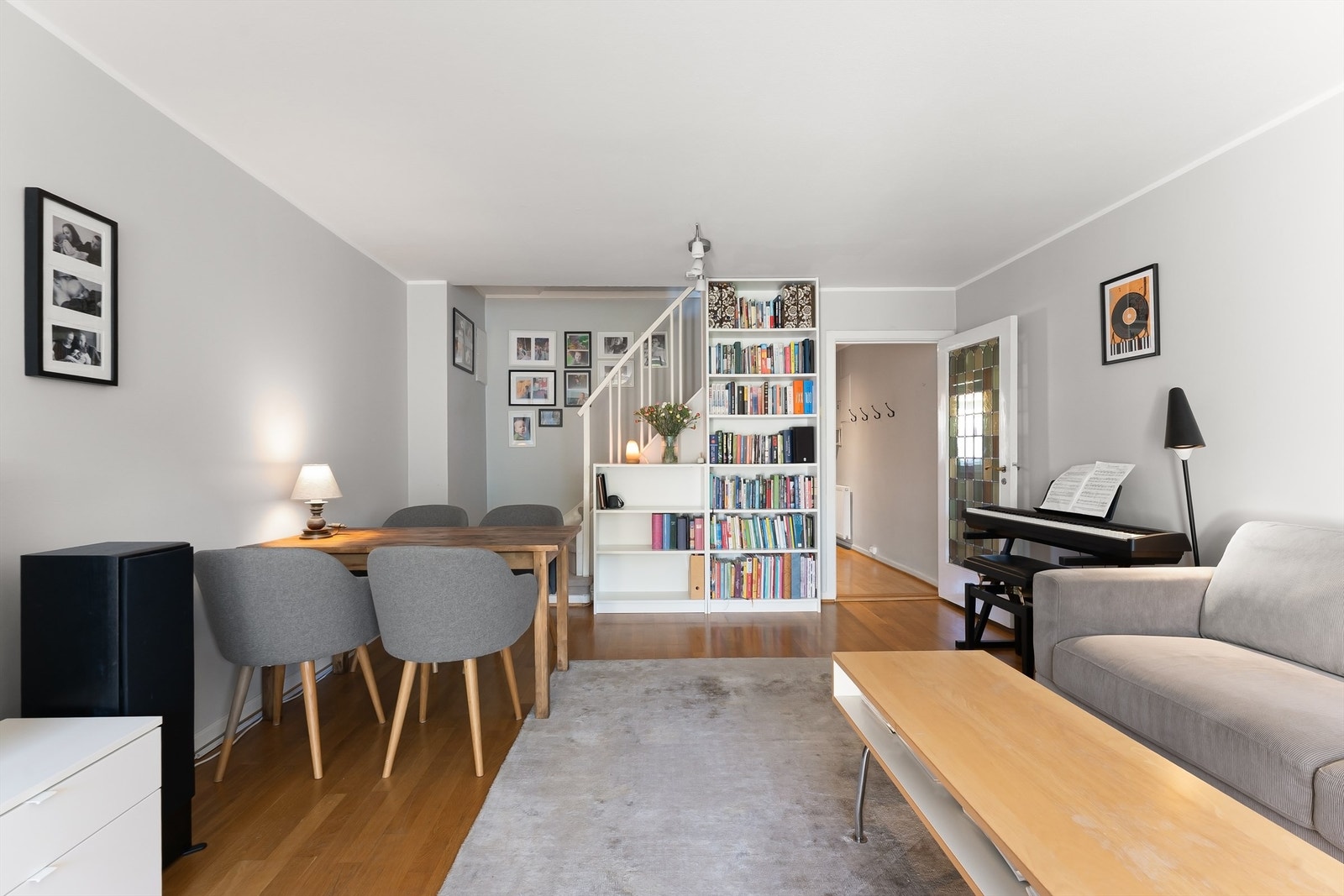 Den åpne løsningen gir en god romfølelse og fin flyt. Galleribilde