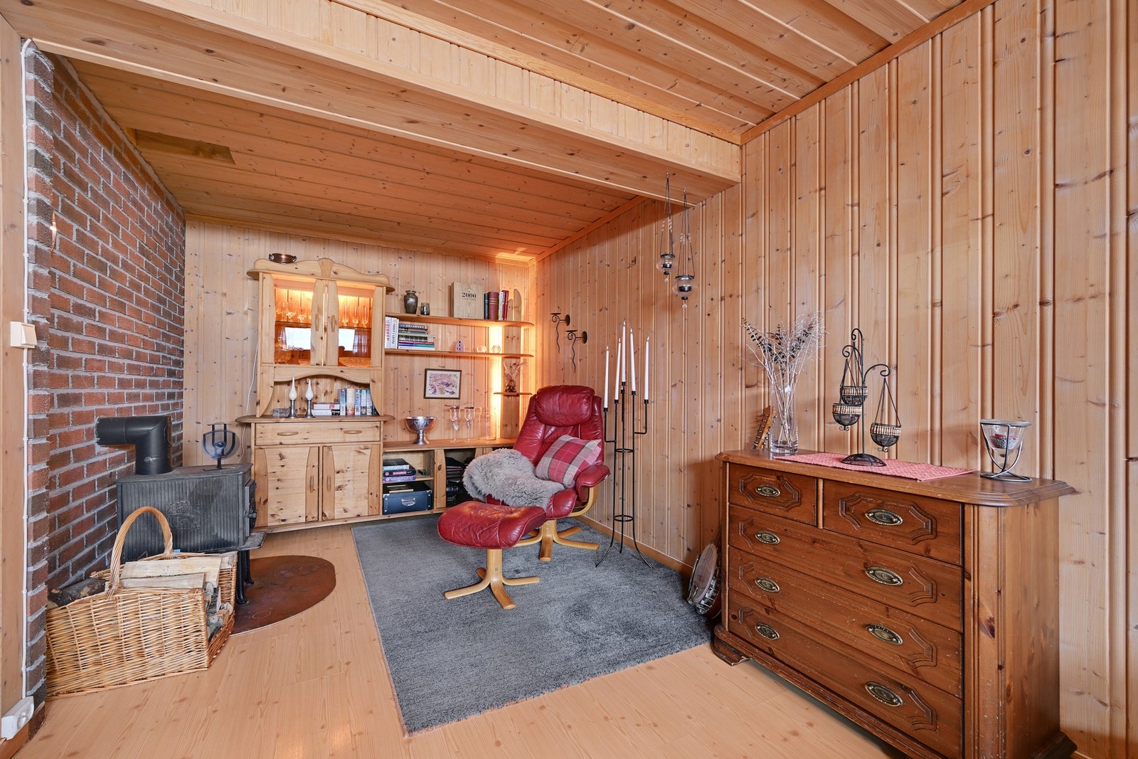 Rommet har en peisovn som står for oppvarmingen Galleribilde