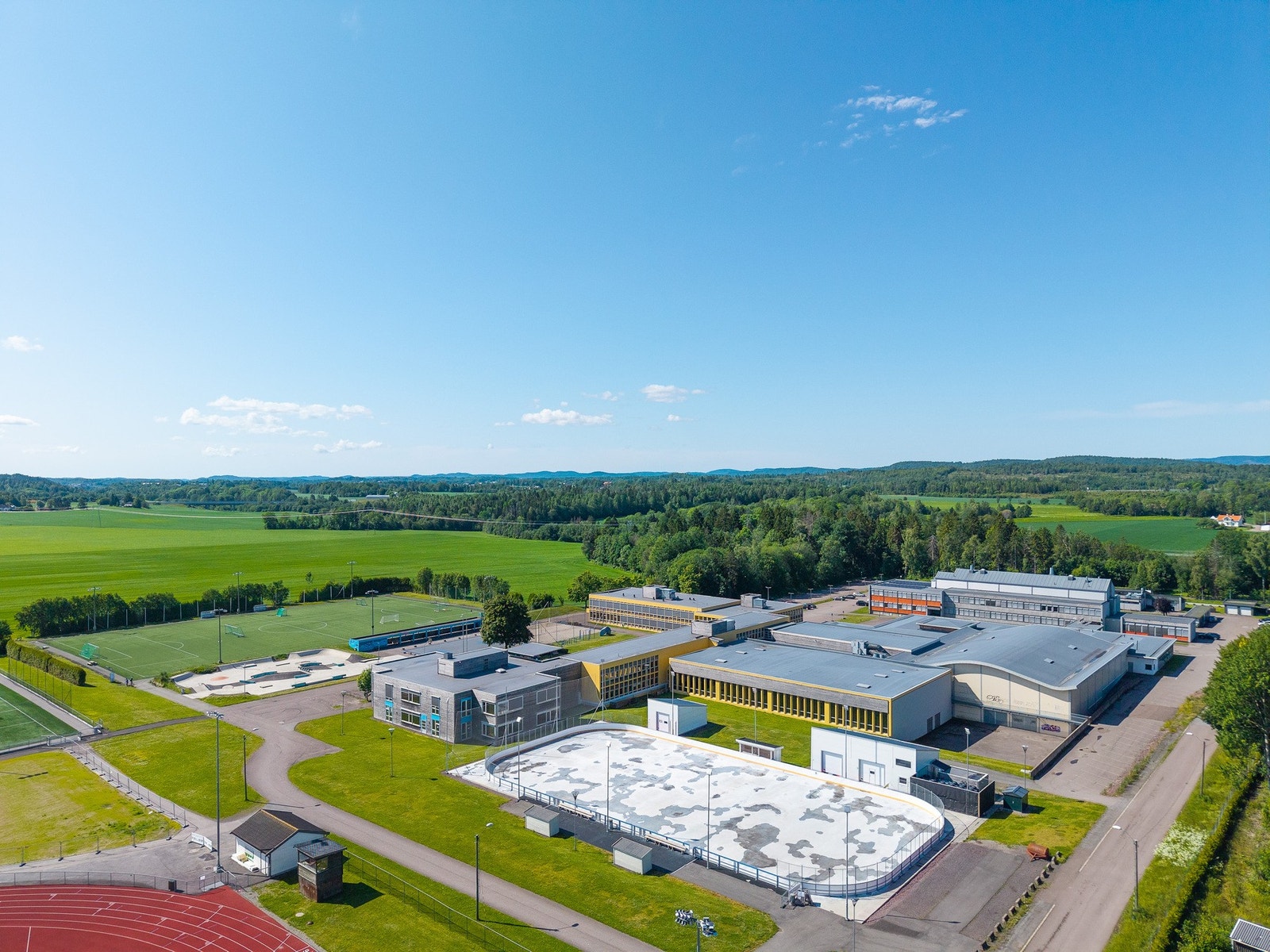 Hvitstein er et eldorado for de aktive, med blant annet friidrett, fotball, skøytebane, svømmehall, skatepark og volleyballbane i umiddelbar nærhet - her har man noe for alle Galleribilde