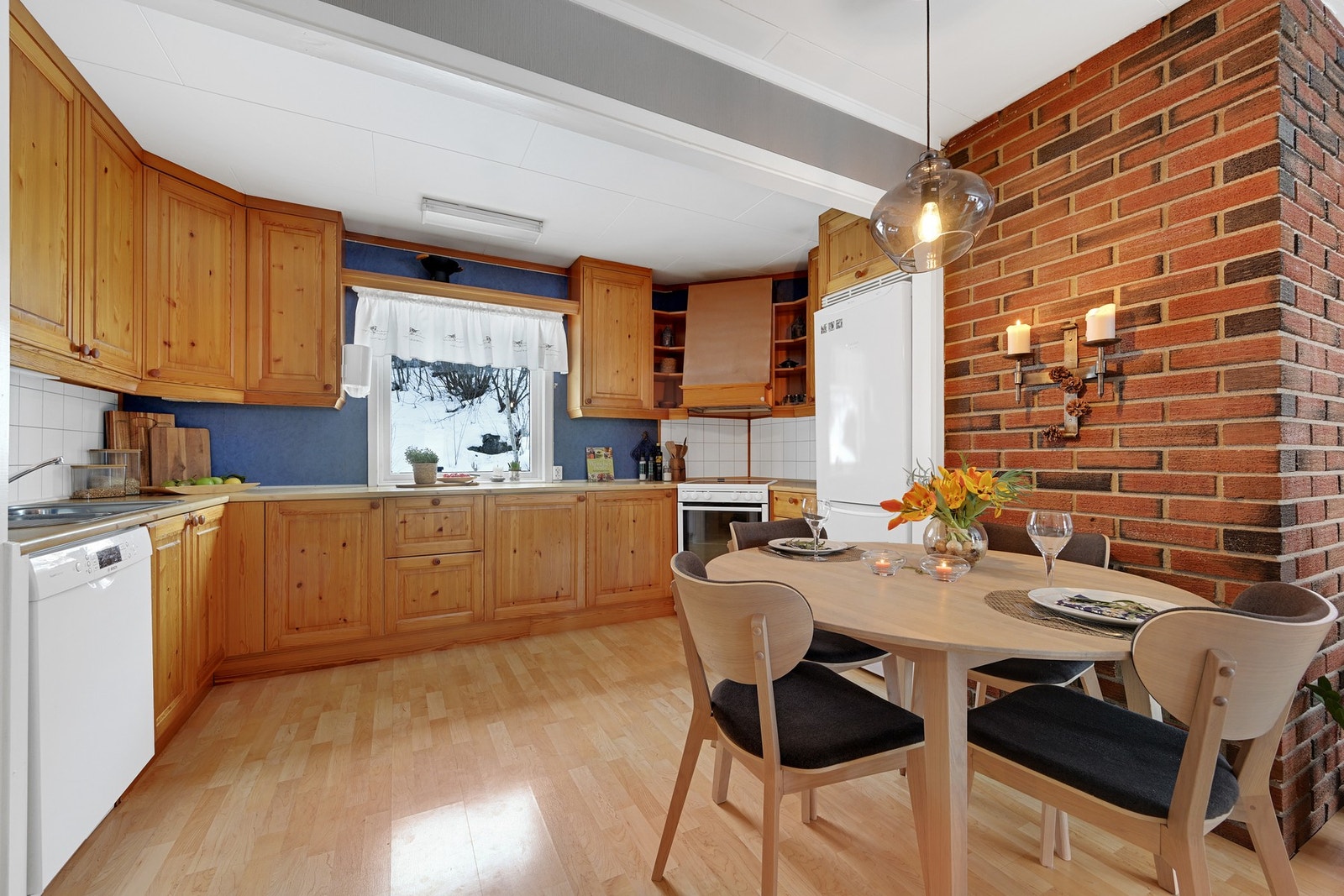 Kjøkkenet er opplyst å være fra Norema på slutten av 1990-tallet og har fronter i lakkert furu Galleribilde