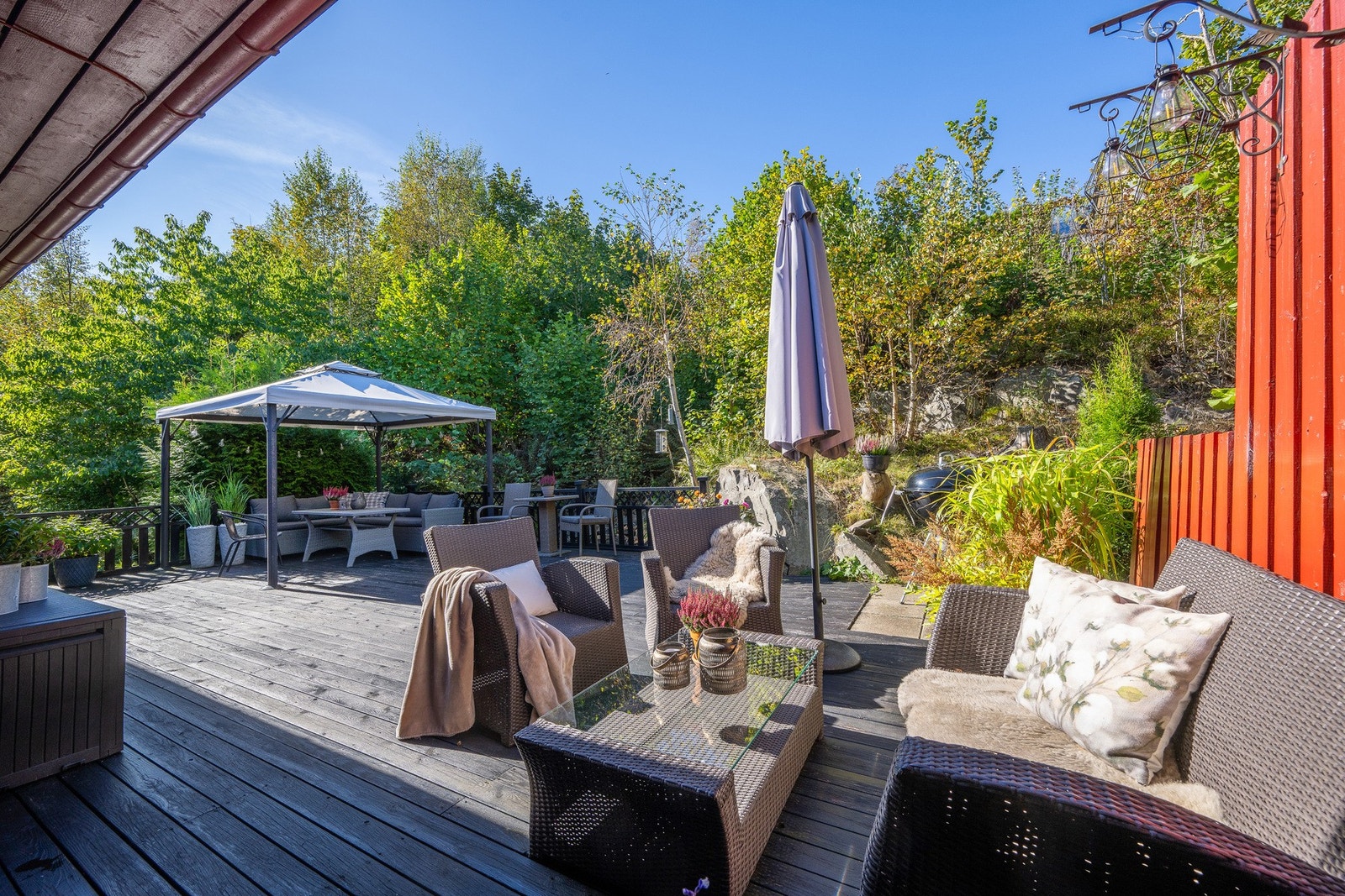 Pent opparbeidet eiendom med stort terrasseareal mot vest uten innsyn, i tillegg til en balkong med sjøgløtt Galleribilde