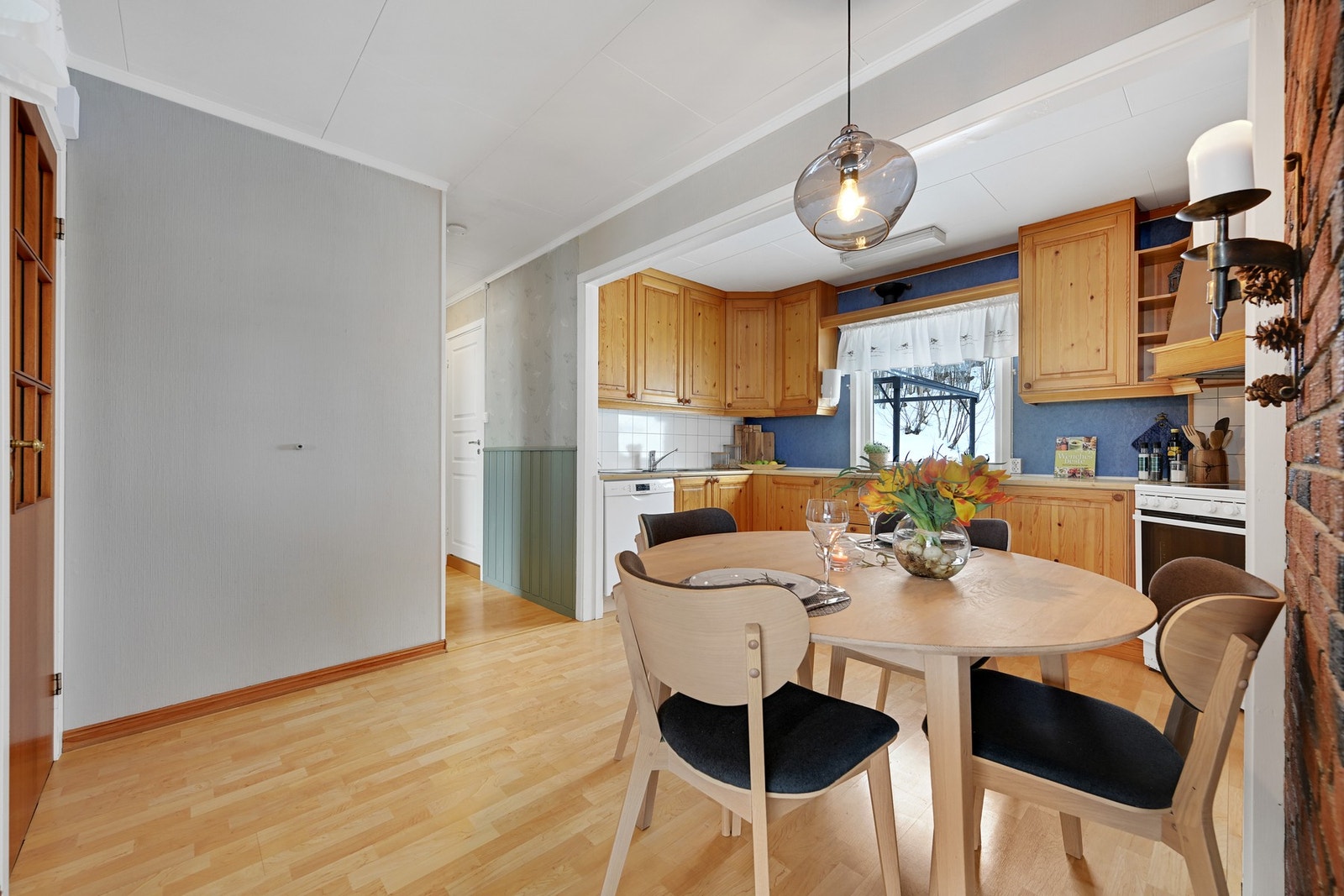 Spiseområdet fremstår som lyst og innbydende, og er det første som møter deg i det du går opp trappen Galleribilde