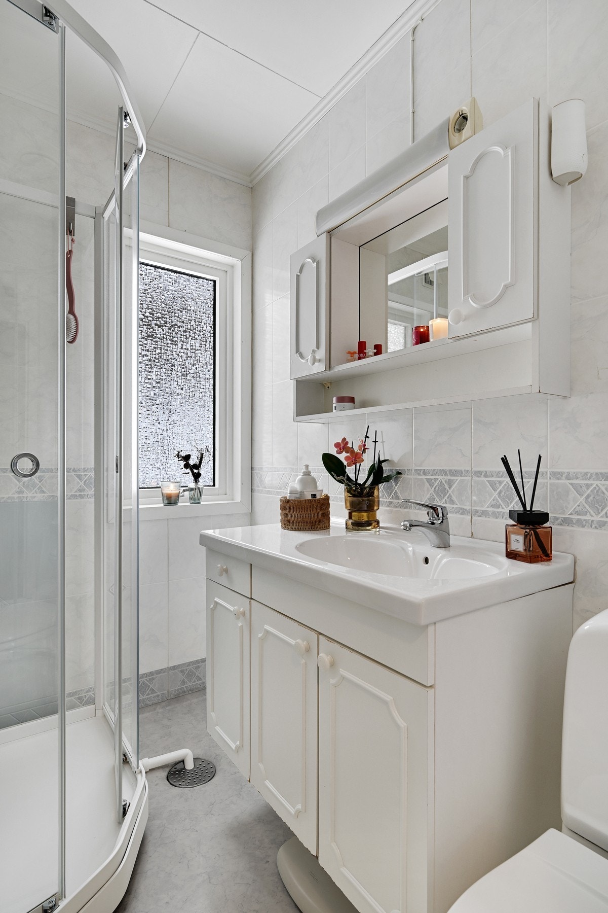 Baderommet er fra 1990-tallet og har våtromsbelegg på gulv og tynne plastplater på veggene Galleribilde