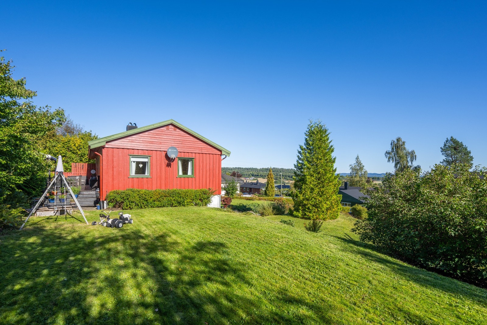 Barna har et stort felt å boltre seg på og her er det et huskestativ for de minste Galleribilde