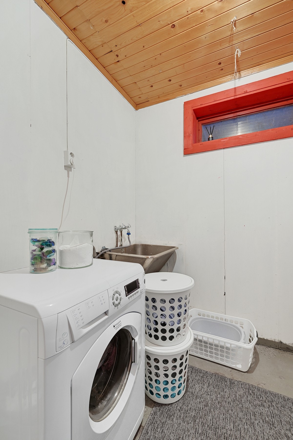 I underetasjen har man et eget vaskerom med god plass til både vaskemaskin og tørketrommel. Det er utslagsvask av stål og plass til å innrede ytterligere Galleribilde