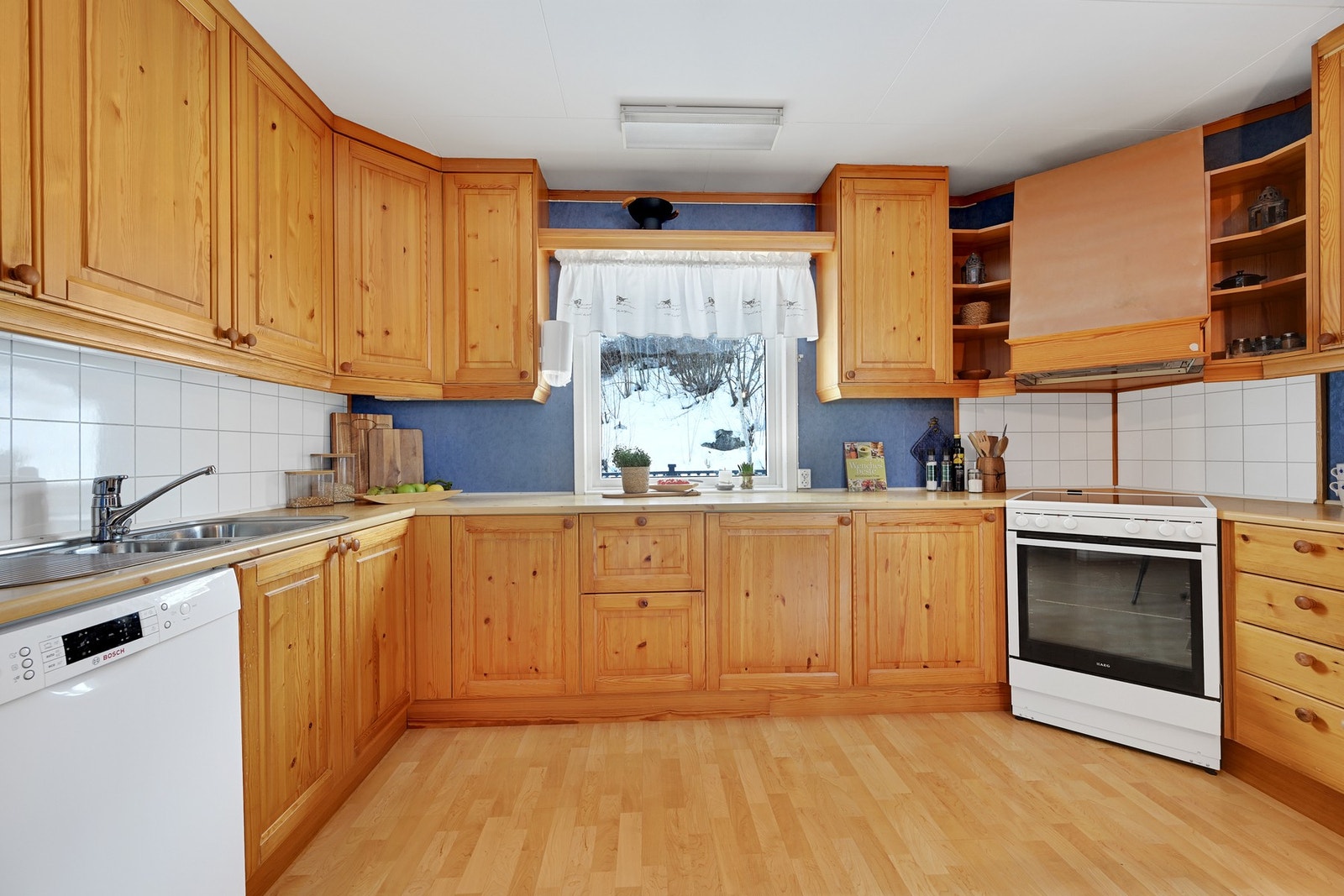 Det er frittstående oppvaskmaskin, komfyr og kjøle/fryseskap som medfølger handelen Galleribilde