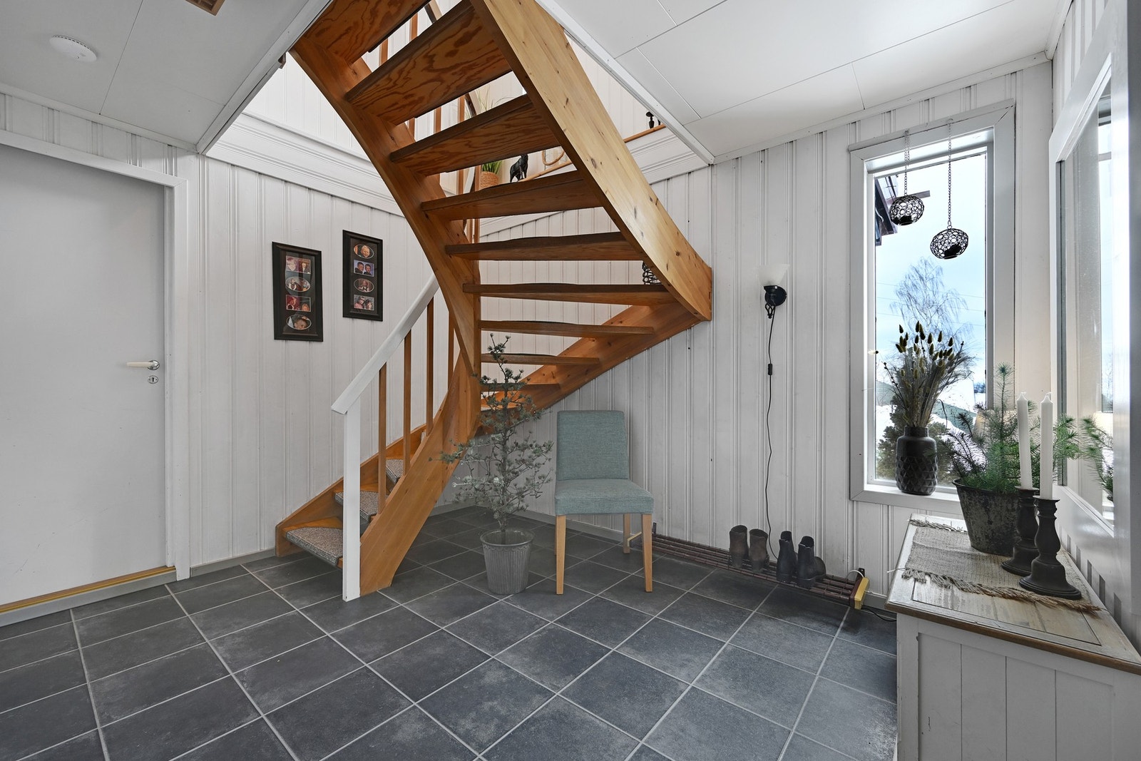 Gangen er romslig og lys med flislagt gulv og malte vegger. Himlingen er av malte plater Galleribilde