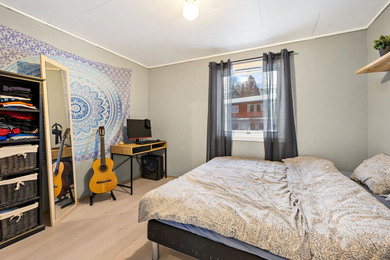 Romslig soverom med plass til garderobeløsning Galleribilde