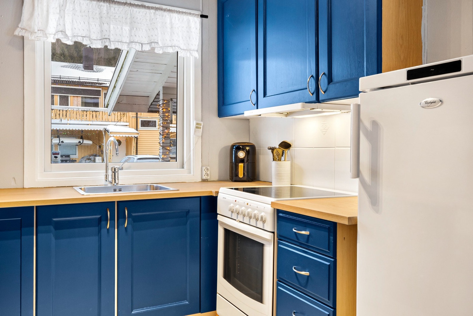 Kjøkkenvinduet tilfører fint lys til rommet Galleribilde