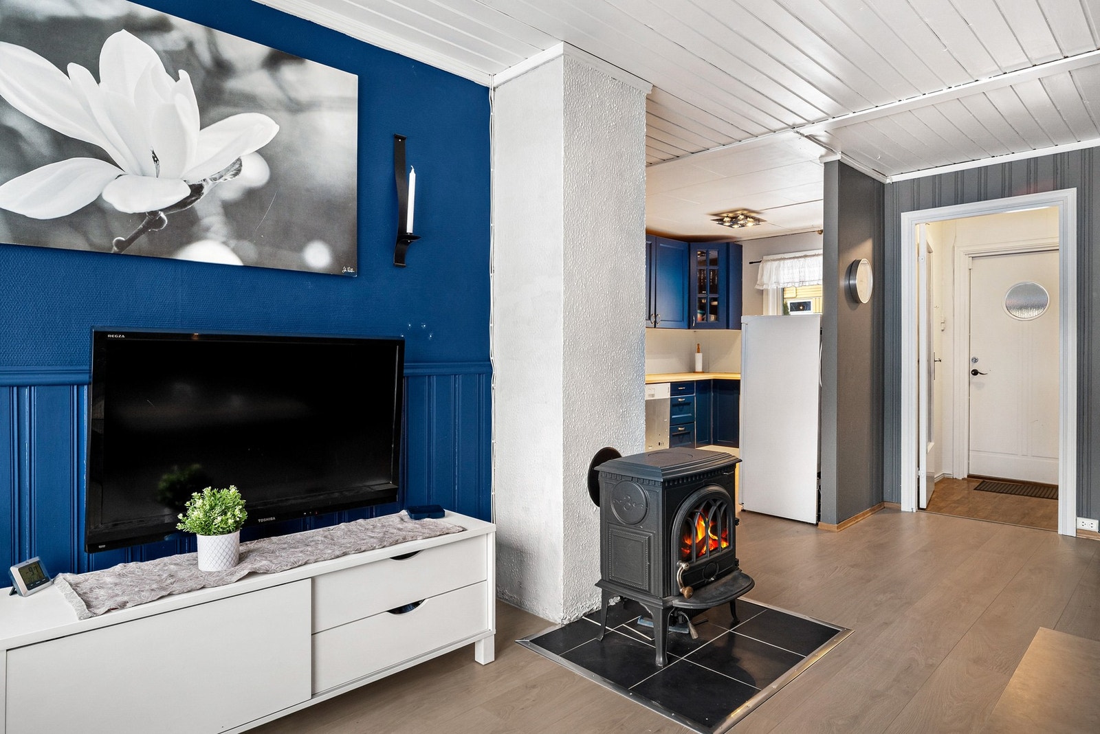 Kjøkkenet ligger i delvis åpen løsning til stuen Galleribilde