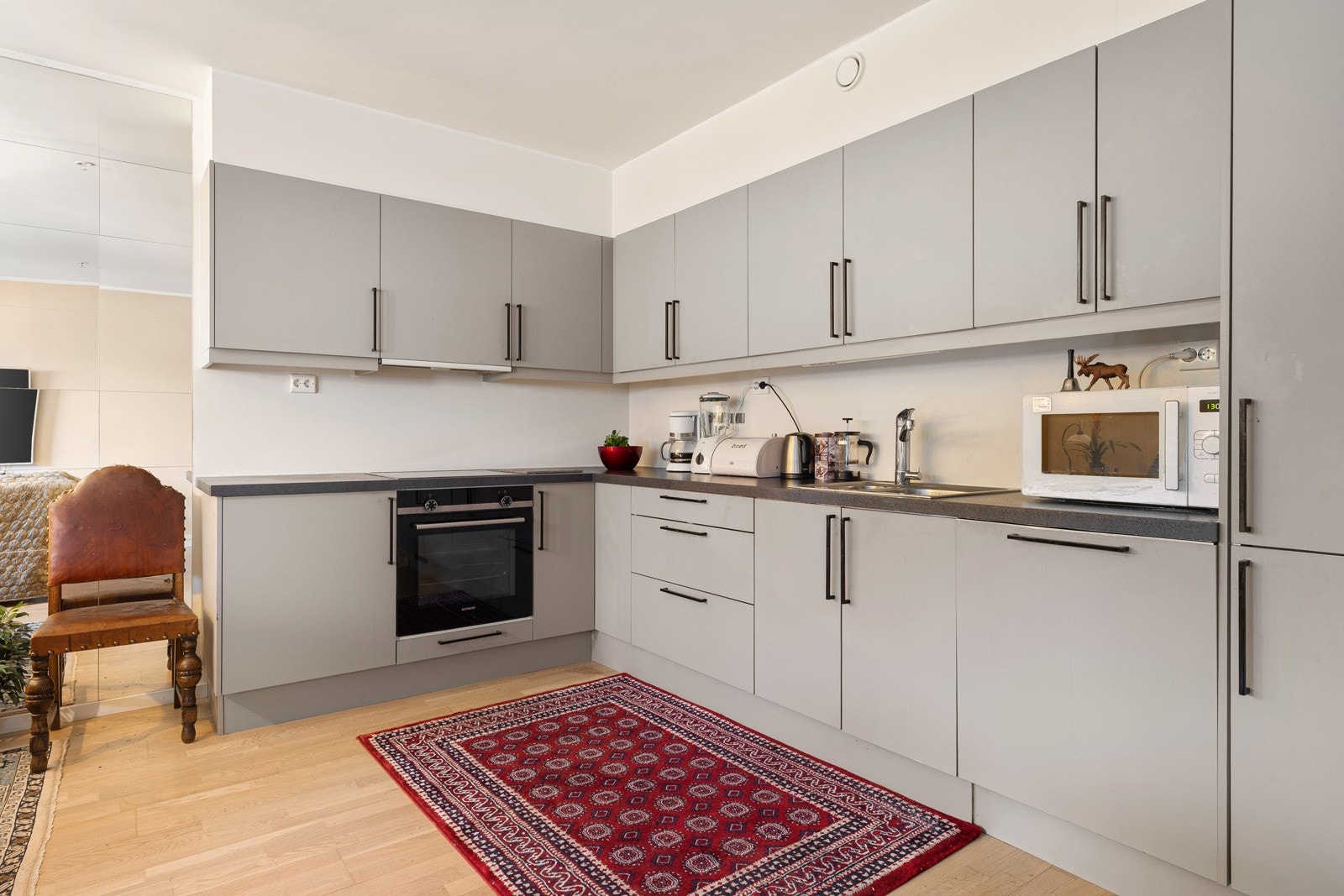 Kjøkkenetinnredningen er fra Sigdal og har integrerte hvitevarer Galleribilde