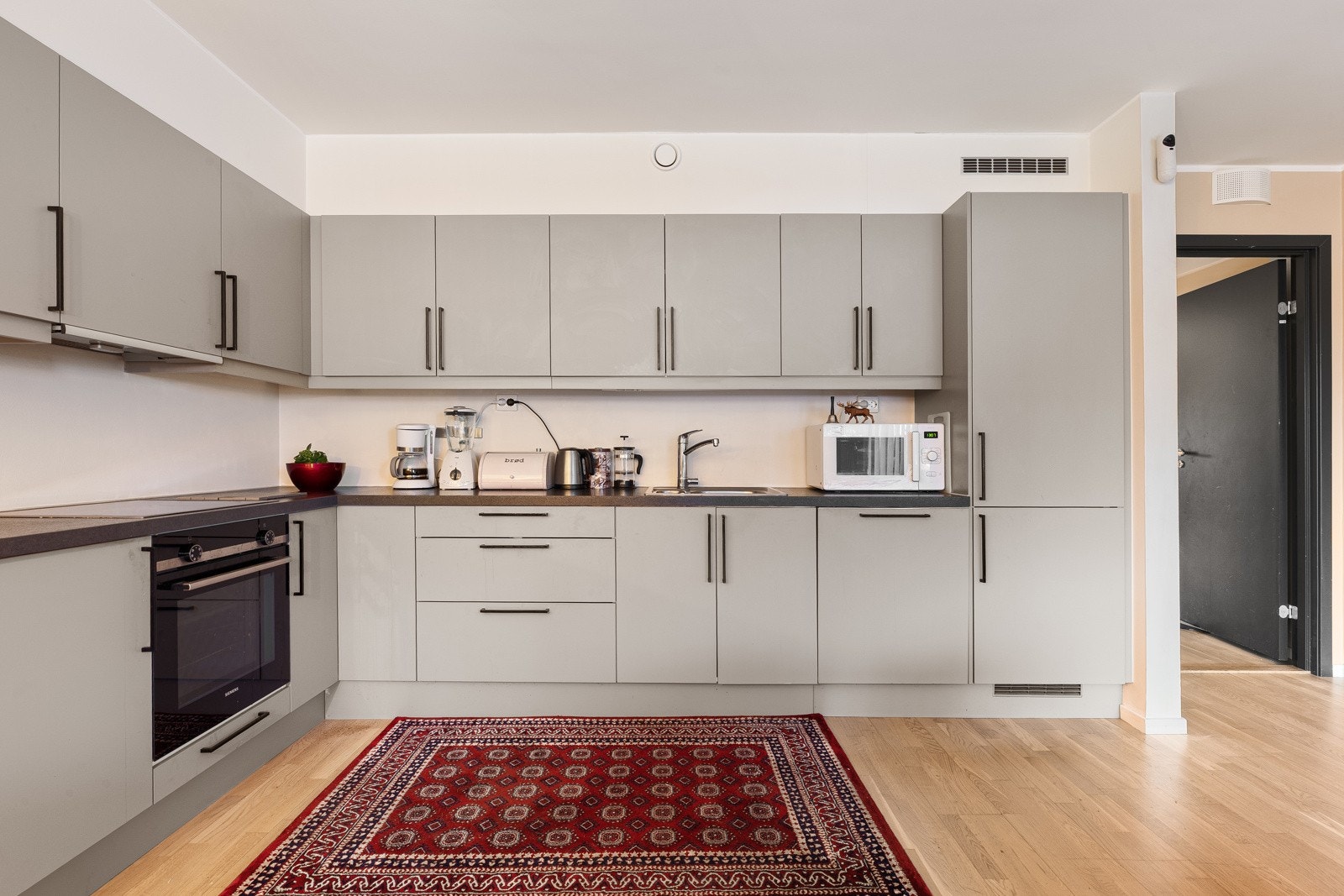 Moderne kjøkken med tidsriktig farger Galleribilde