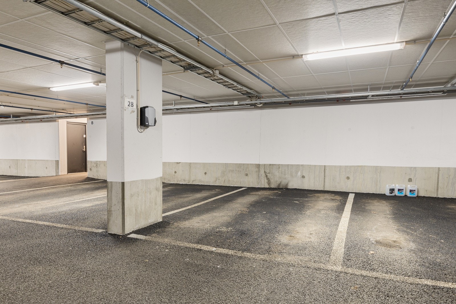 1 garasjeplass i kjelleren med elbillader Galleribilde