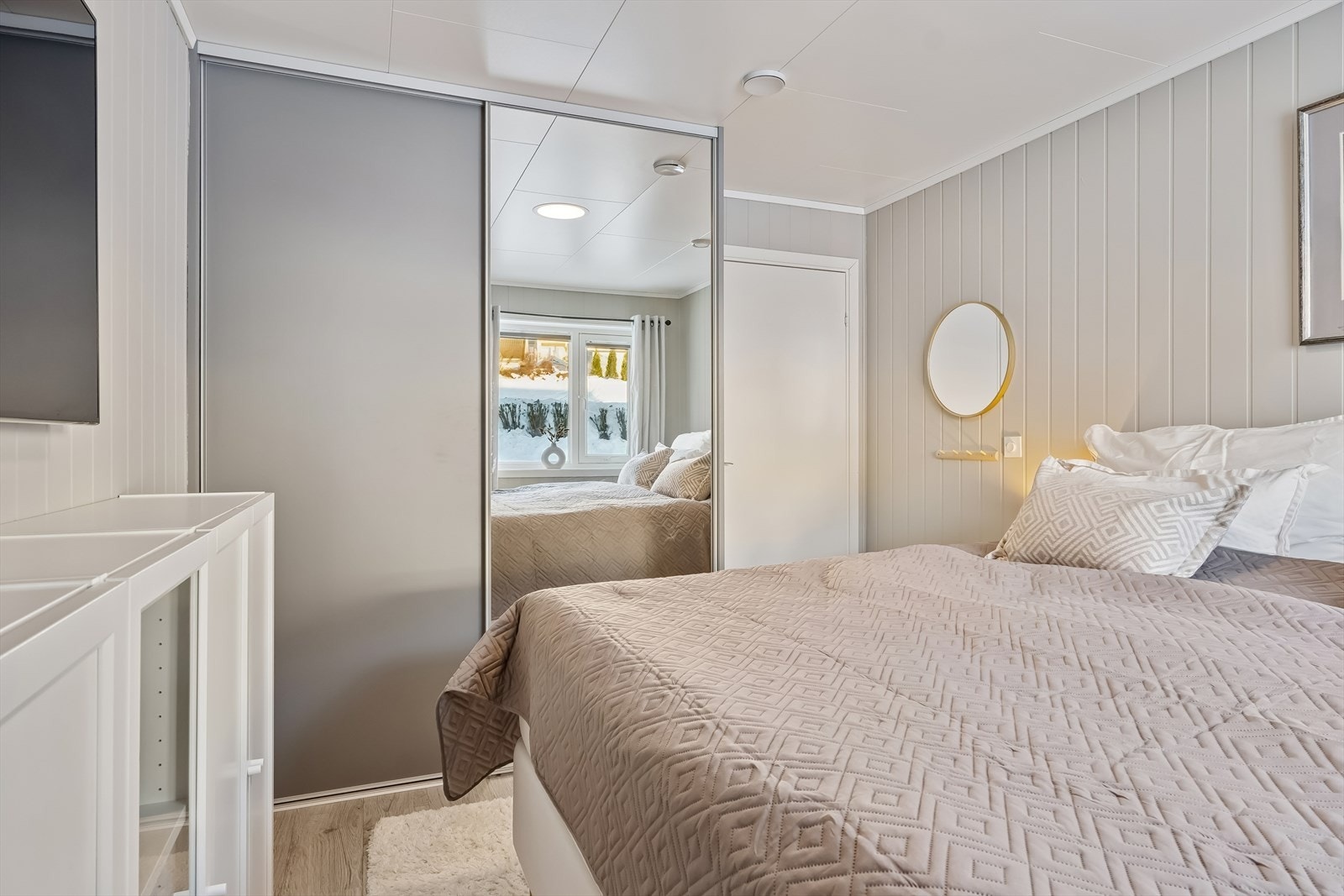 Soverom med skyvedørsgarderobe Galleribilde