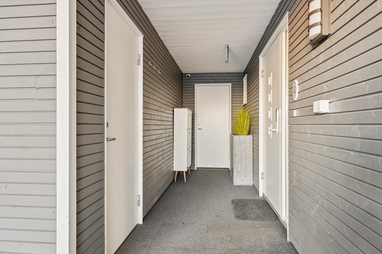 Praktisk takoverbygd inngangsparti. Inngang til høyre. Romslig bod til venstre og utgang til baksiden rett frem. Galleribilde