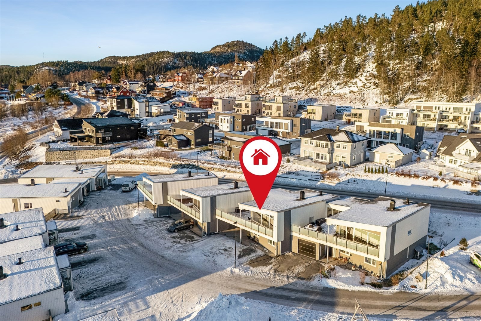 Sør-vendt beliggenhet med utsikt ut over Namsos sentrum, Namsen fjorden, Hemna og Spillumsfjellet. Galleribilde