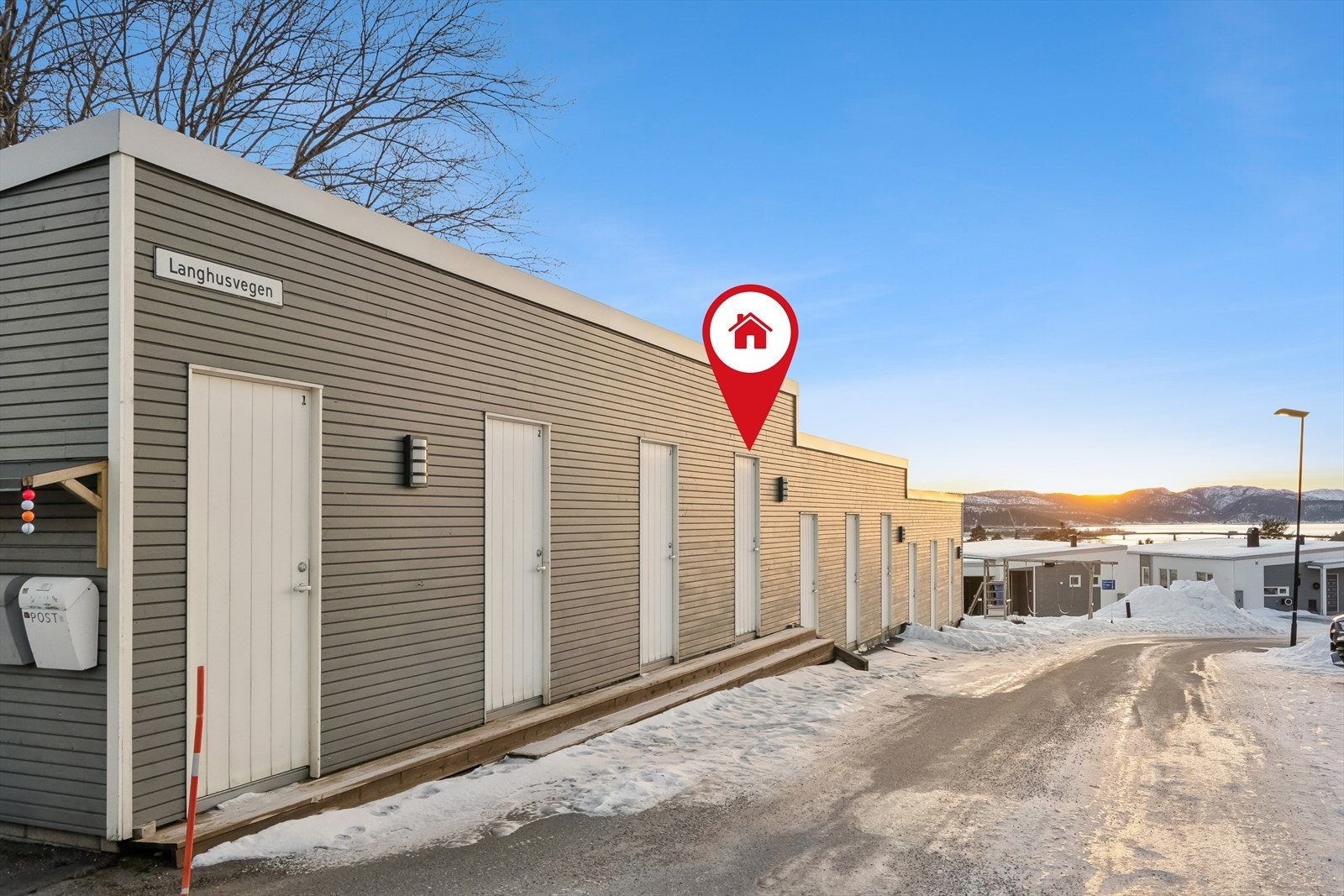 I tillegg til bod ved inngangsparti medfølger det stor bod i bodrekken. Gjesteparkering på andre siden av bodrekken. Tunet er asfaltert. Galleribilde