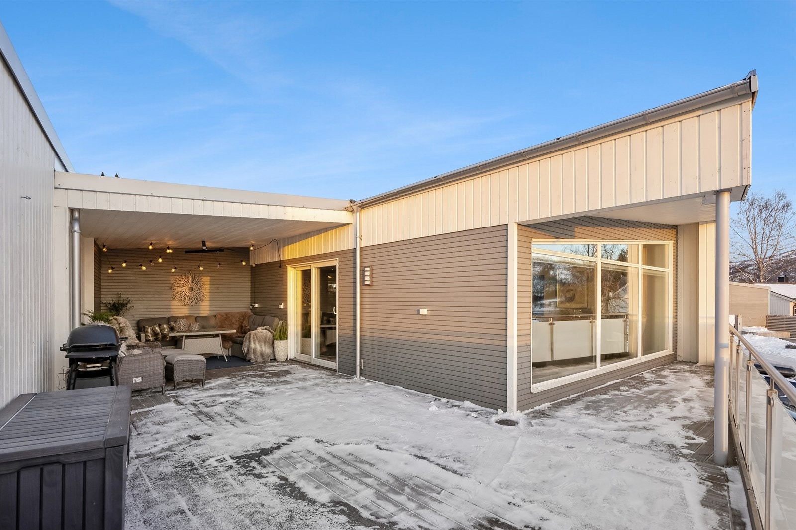 Skjermet lun uteplass på ca. 50 kvm. Boligen er oppgradert med ekstra isolering i tak, 3 lags-isolerglass på vinduer, royal terrassebord m.m. Galleribilde