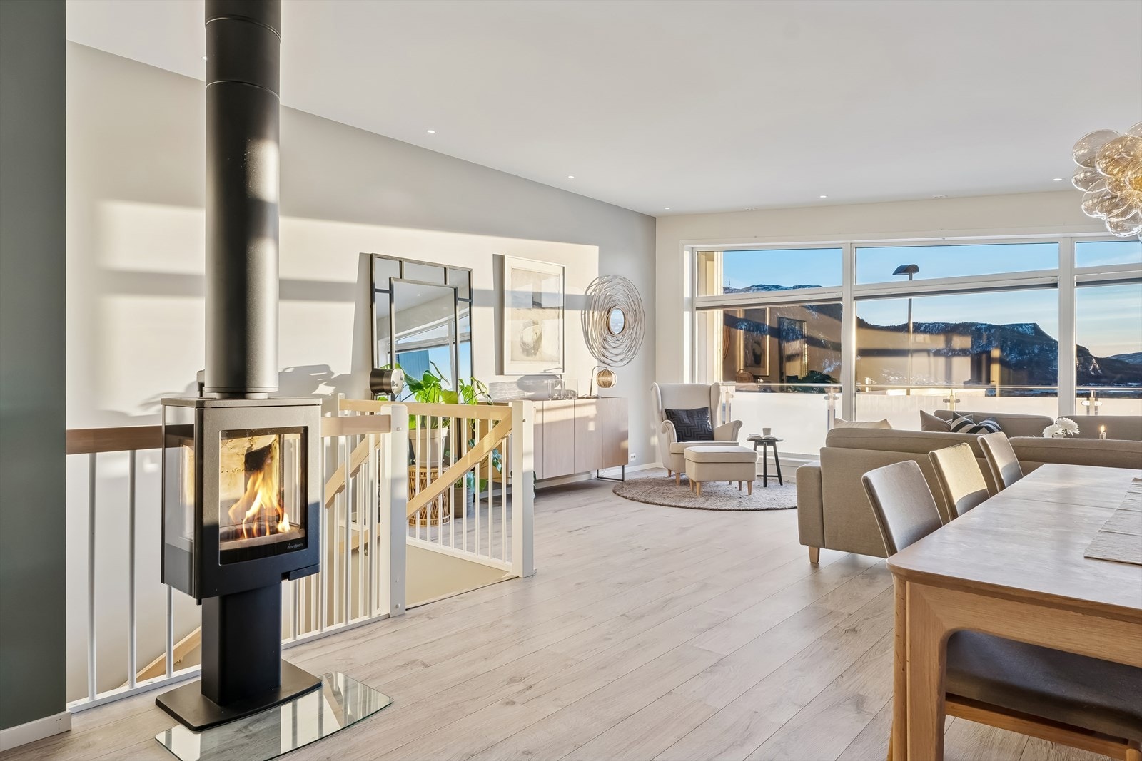 Pen vedovn. Oppgradert med elektrisk gulvvarme på stue, kjøkken, gang, bad og vaskerom. Galleribilde