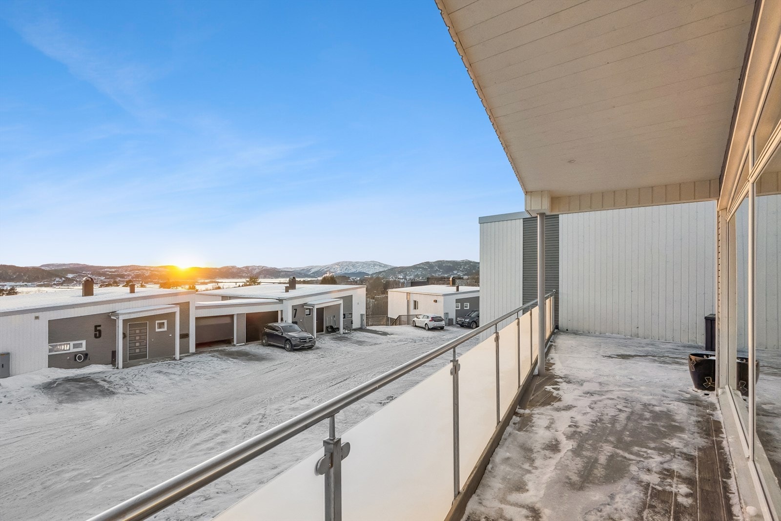 Terrassen er på hele 50 kvm. Åpen og fri utsikt Galleribilde