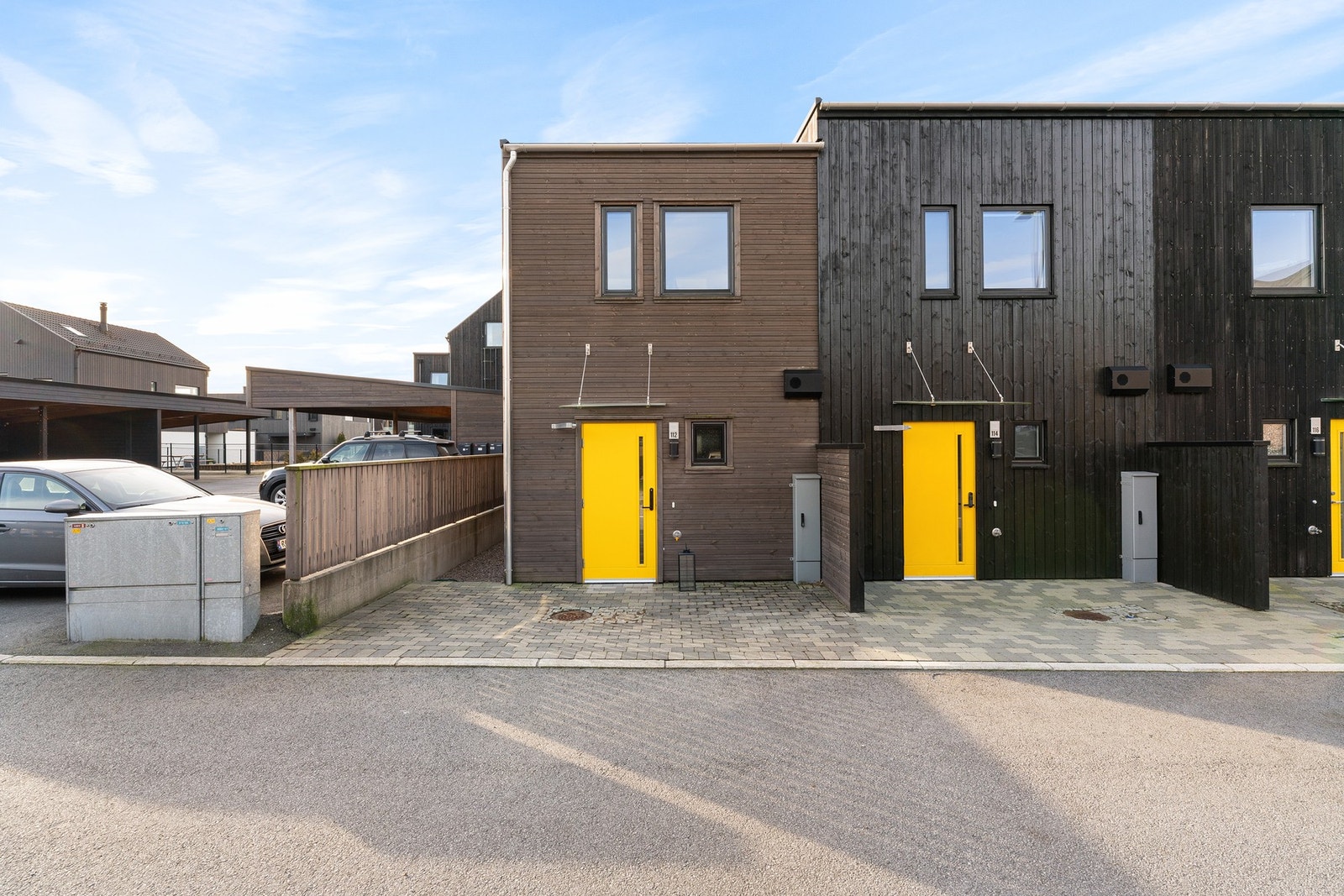 Boligen har et flott og innbydende inngangsparti
opparbeidet med belegningsstein. Her er det hyggelig å komme hjem, og ønske gjester velkommen. Galleribilde